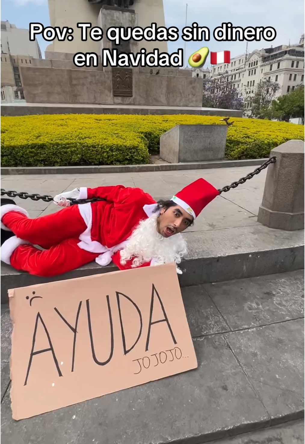 Papá Noel no tiene presupuesto para regalos... pero en @almacenderemates los precios sí. ¡Haz que esta Navidad sea mágica! 🎅🎁