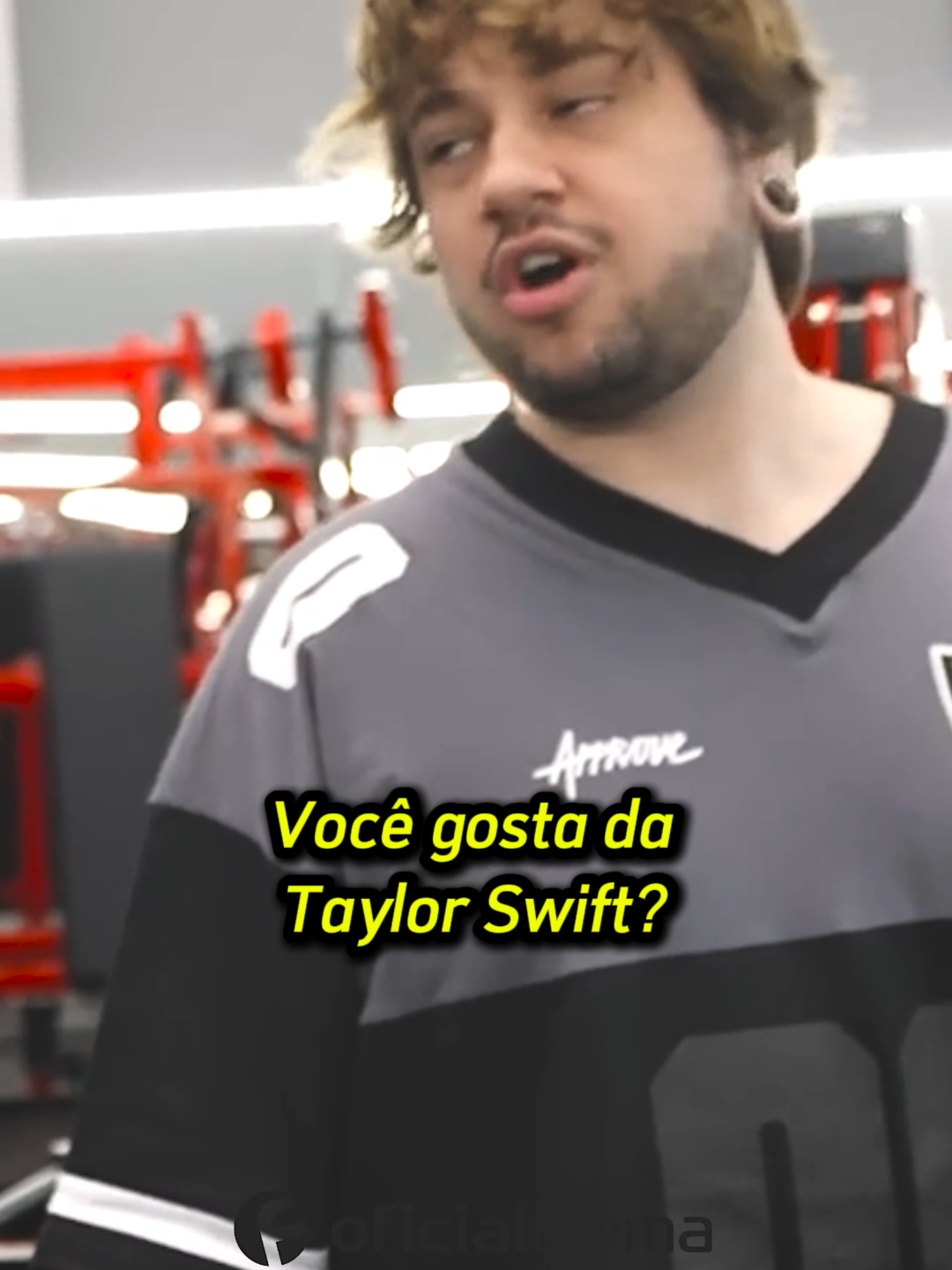 Brino gosta de Taylor Swift @renato_cariani #cortescariani #cortesoficialfarma #renatocariani #toguro #brino #maromba #entretenimento