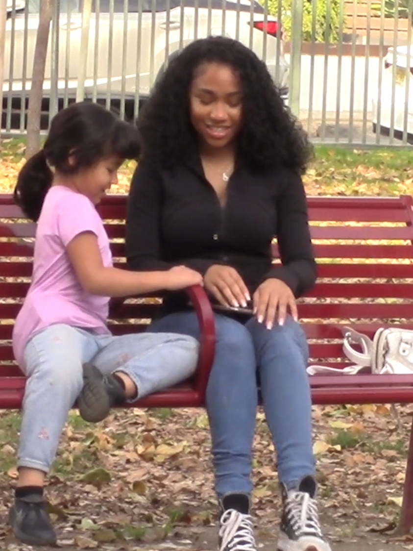 Little girl struggles to tie her hair. #foryou #foryoupage #experiment #hair #kindness 
