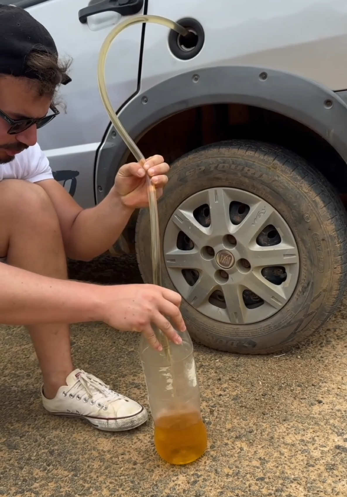 Truco genial para sacar gasolina sin usar la boca 😲