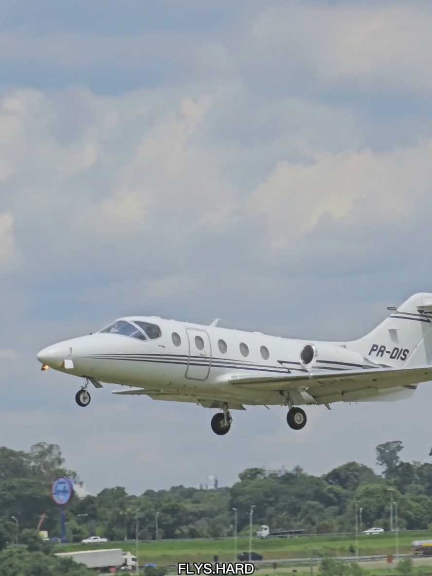 Pouso Hawker 400A em Jundiaí  Prefixo: PR-DIS Modelo: 400A número de série: RK-422