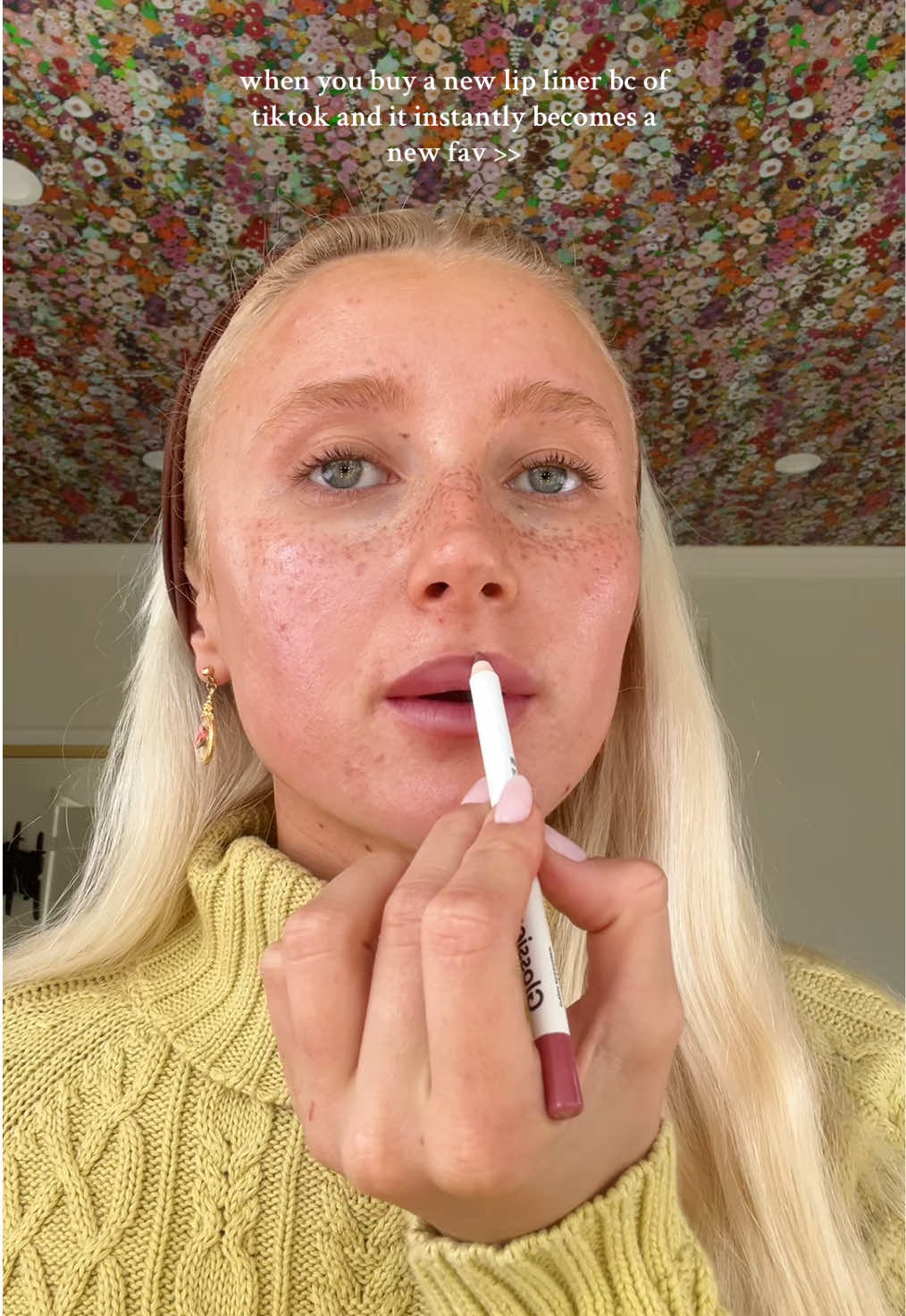 @Glossier liners have been my new go to’s recently  - - - #grwm #grwmmakeup #glowymakeup #glowyskin #naturalmakeup #cleangirlmakeup #lipcombo #lipliner 