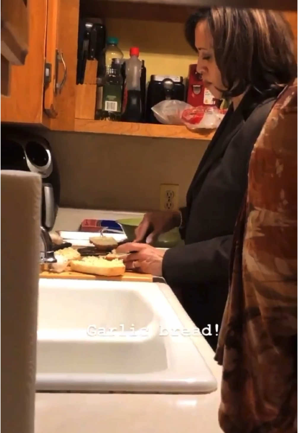 Can Kamala come cook in my kitchen please 🥺 #kamalaharris #kamala #fyp #foryoupageofficiall #foryoupage #fypシ #cooking 