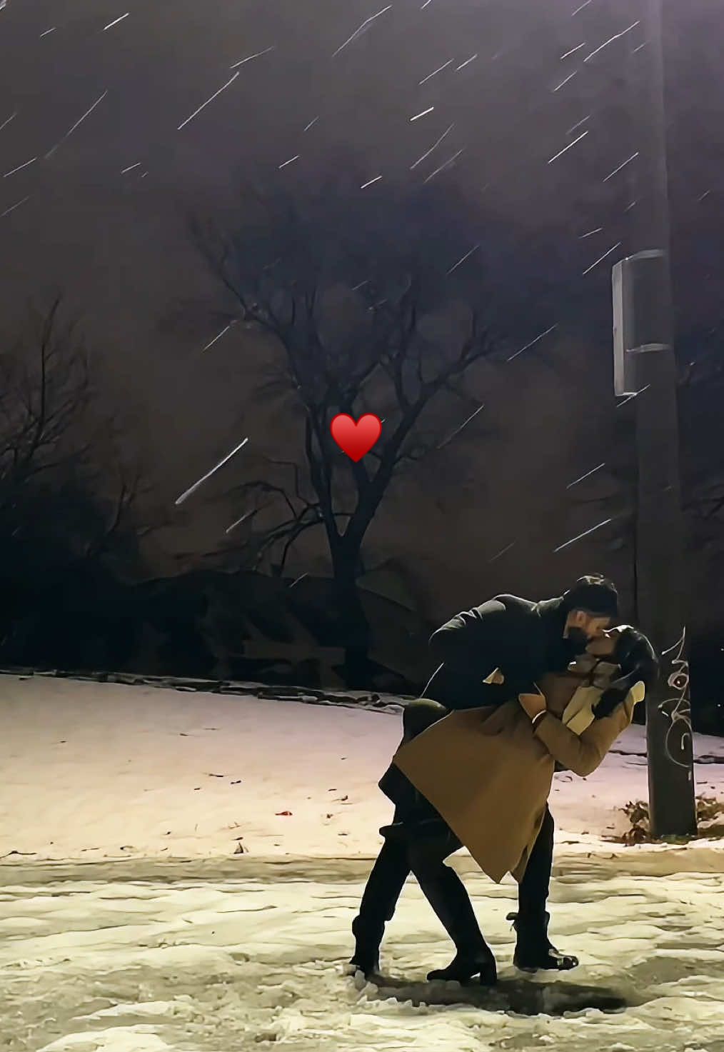 Kuch kuch hota hai ♥️ #kuchkuchhotahai  #browncouple #desicouple #marriedcouples #dancinginthesnow #snowmanchallenge 