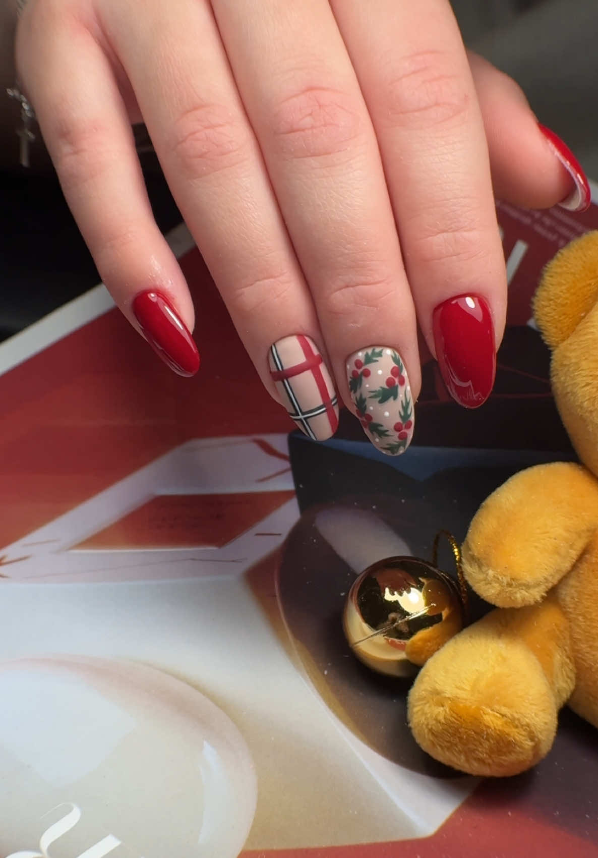 Christmas nailsart ispiration ❄️🎄💅❤️#ispiration #christmas #christmastiktok #christmasnails #christmasnailart #gelnails #tutorials #gelnails #rednails #nailstutorial #nailsartvideos #nailsart #nailsartist #unghiegel #unghietutorial #unghienatalizie #unghie #lovenails 