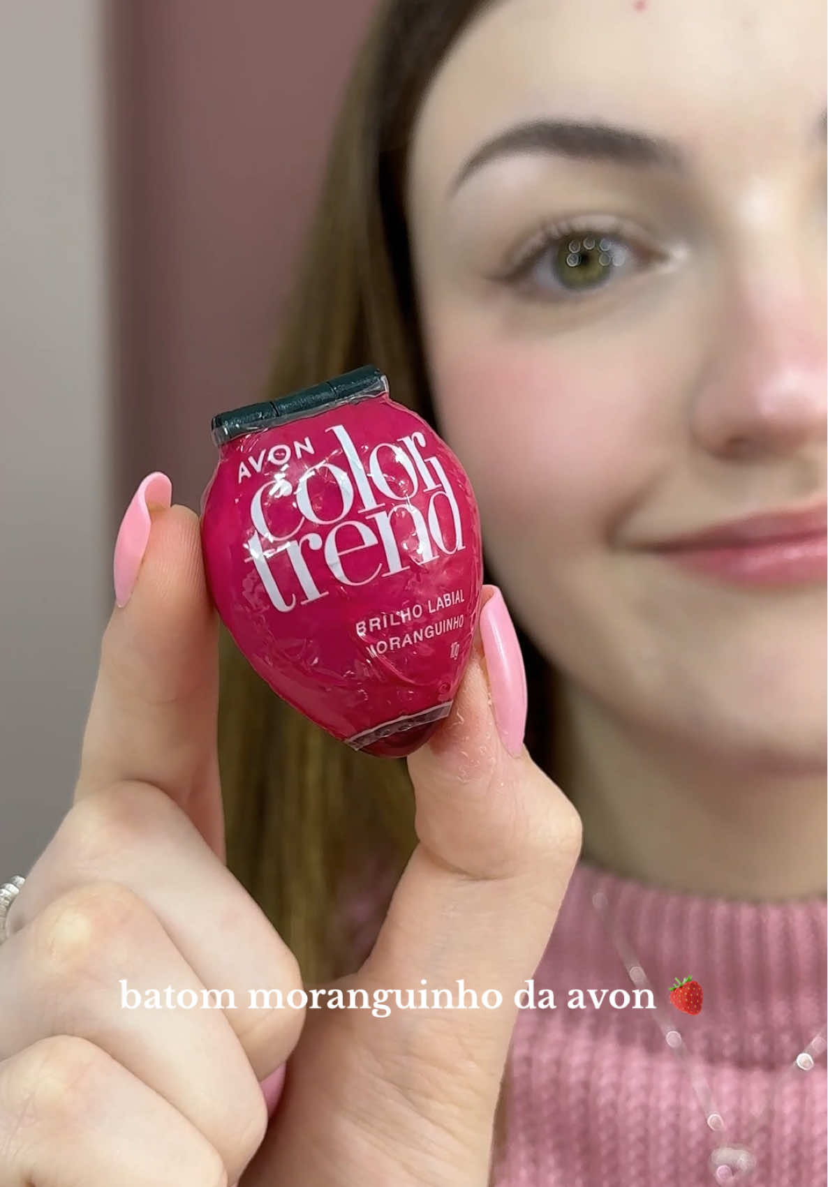 ele voltouuu 🍓🍓🍓  @Avon Brasil entregou tudooo, que nostalgia da infância! qual cor vocês mais gostaram? comenta aqui 🍓💕 #beleza #maquiagem #batom #avonbrasil #maquiagembrasil #maquiagem #brilholabial #morango 