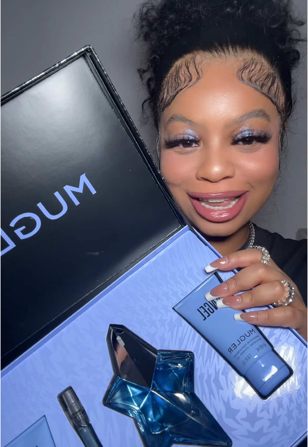 Mugler Angel luxury perfume review  #luxurybeauty #blackgirlluxury #perfumetok #fragrancetiktok #perfumereview #mugler #muglerangel #giftedbymugler #perfumecheck #giftsforher 