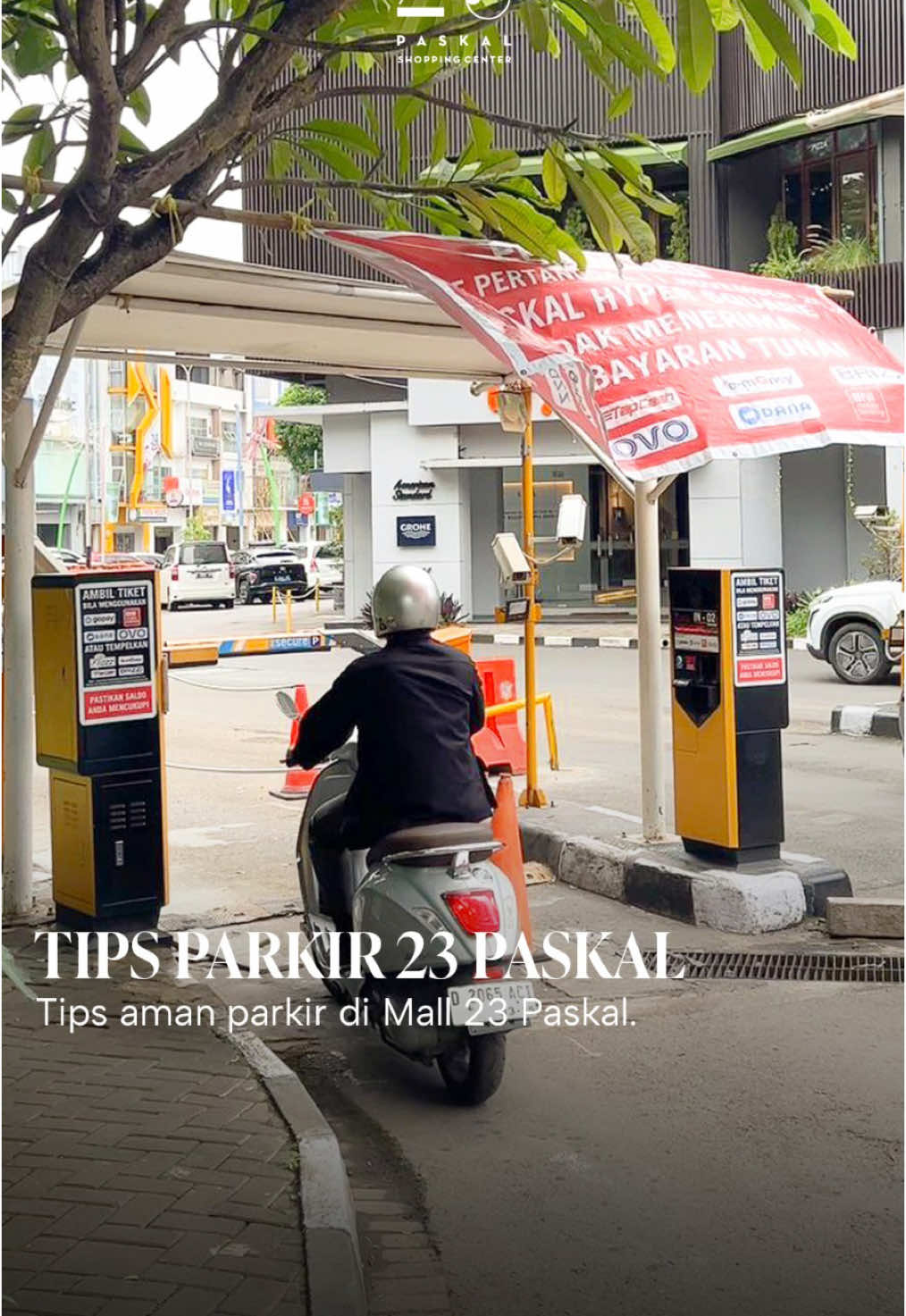 ✨ Info Penting untuk 23 Bestie ✨ Per November 2024, Paskal Hypersquare telah beralih ke sistem pembayaran parkir cashless untuk memudahkan semua pengunjung. Kami memahami bahwa masih ada kendala, tetapi ke depannya kami berharap sistem ini menjadi lebih efektif dan nyaman. 🛡️ Tips Aman Parkir di 23 Paskal: 🚗 Kami sangat menyarankan 23 Bestie untuk memarkir kendaraan di Basement Mall 23 Paskal. ✅ Keunggulan: Lebih aman dan terhindar dari risiko seperti kehilangan helm. Apabila terjadi sesuatu, pihak Mall siap bertanggung jawab (tidak berlaku di luar area basement). 👮 Upaya kami: Kami akan meningkatkan tim keamanan agar area parkir semakin aman dan nyaman bagi semua pengunjung. Terima kasih atas pengertiannya, 23 Bestie! Semoga pengalaman parkir kalian semakin baik di 23 Paskal. ❤️  #23Paskal #123BORN #YourMeTimeat23 #inspiringlyyours #23WhimsicalChristmas