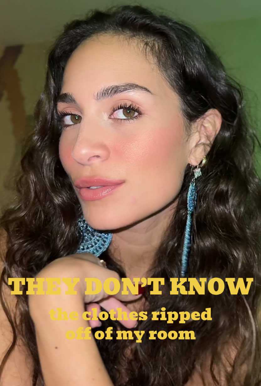 they don’t know ur handzzzzzz 🤷‍♀️😫😭 wrote this song a few months ago and I kinda…love it? #newmusic #behindthesong #artistsoftiktok #music #jcrew 