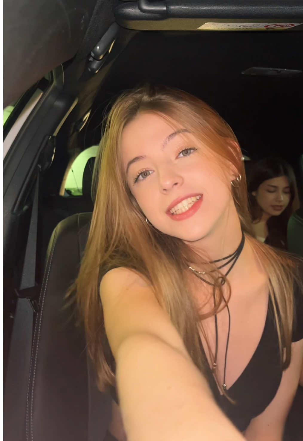 nunca puede faltar el tiktok producida aunque sea en el auto (maga hermosisima de fondo)