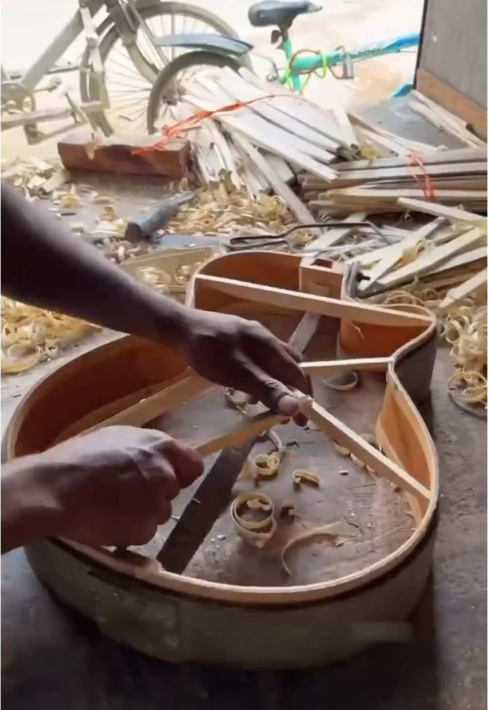 Did you know how a guitar is made? 🎸🤷🏽‍♂️ #fyp #foryou #guitar #craft #woodworking 