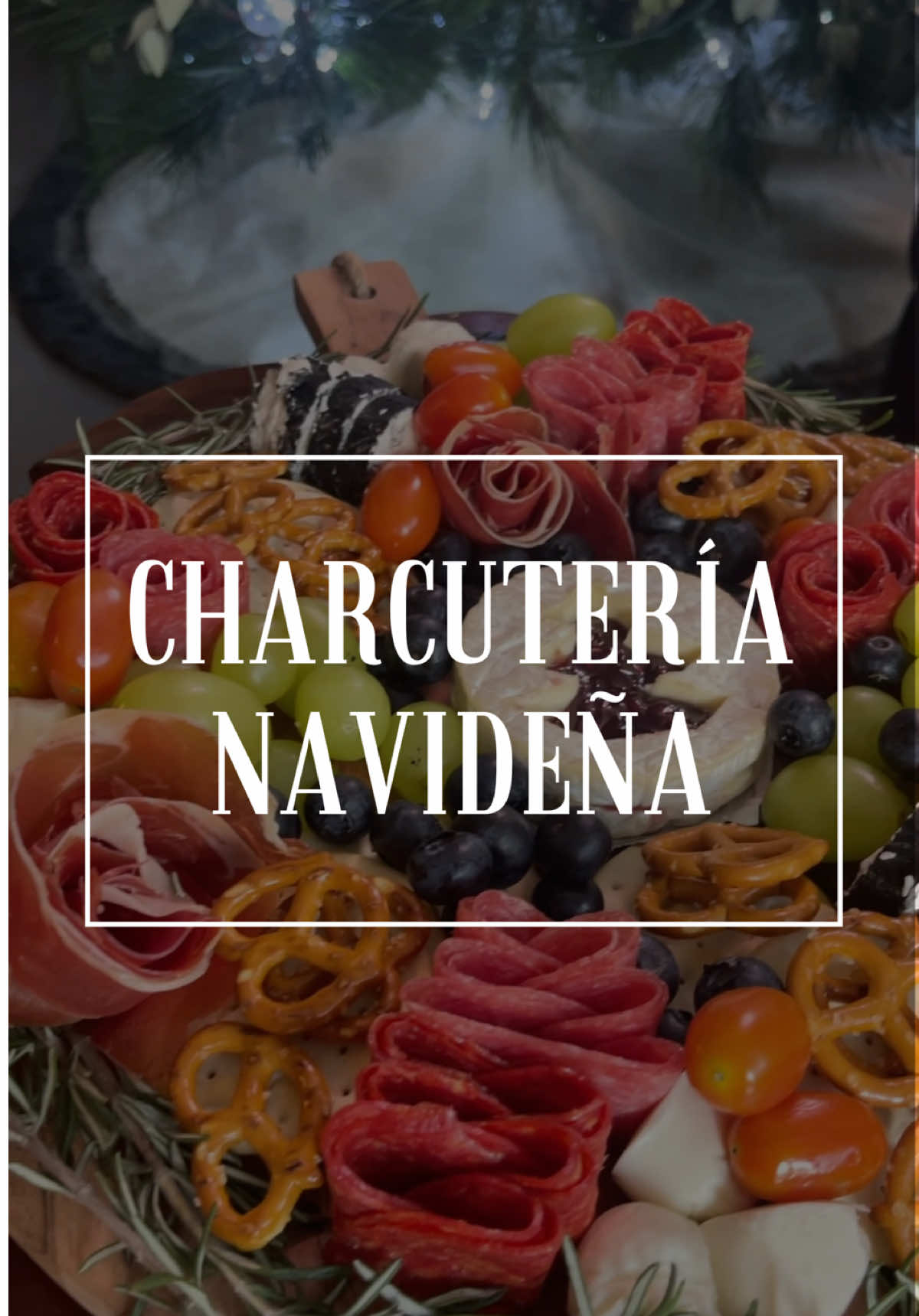 🎄✨ ¡Transforma tu mesa en un festín navideño! 🎉 En solo 40 segundos, te muestro cómo armar una increíble tabla de charcutería con forma de corona.  🍖🥖 Desde salami y chorizo Pamplona hasta uvas y deliciosos quesos, cada bocado es pura felicidad. ¡Es el complemento perfecto para tus fiestas! 😍  🔔 ¿Te animas a impresionar a tus invitados? ¡Descubre el paso a paso! 🎥❤️  #charcuteria #charcuterie #charcuterieboard #charcuterieboardsoftiktok #tablacharcuteria #tablaquesos #navidad #botananavideña #xmas #christmas