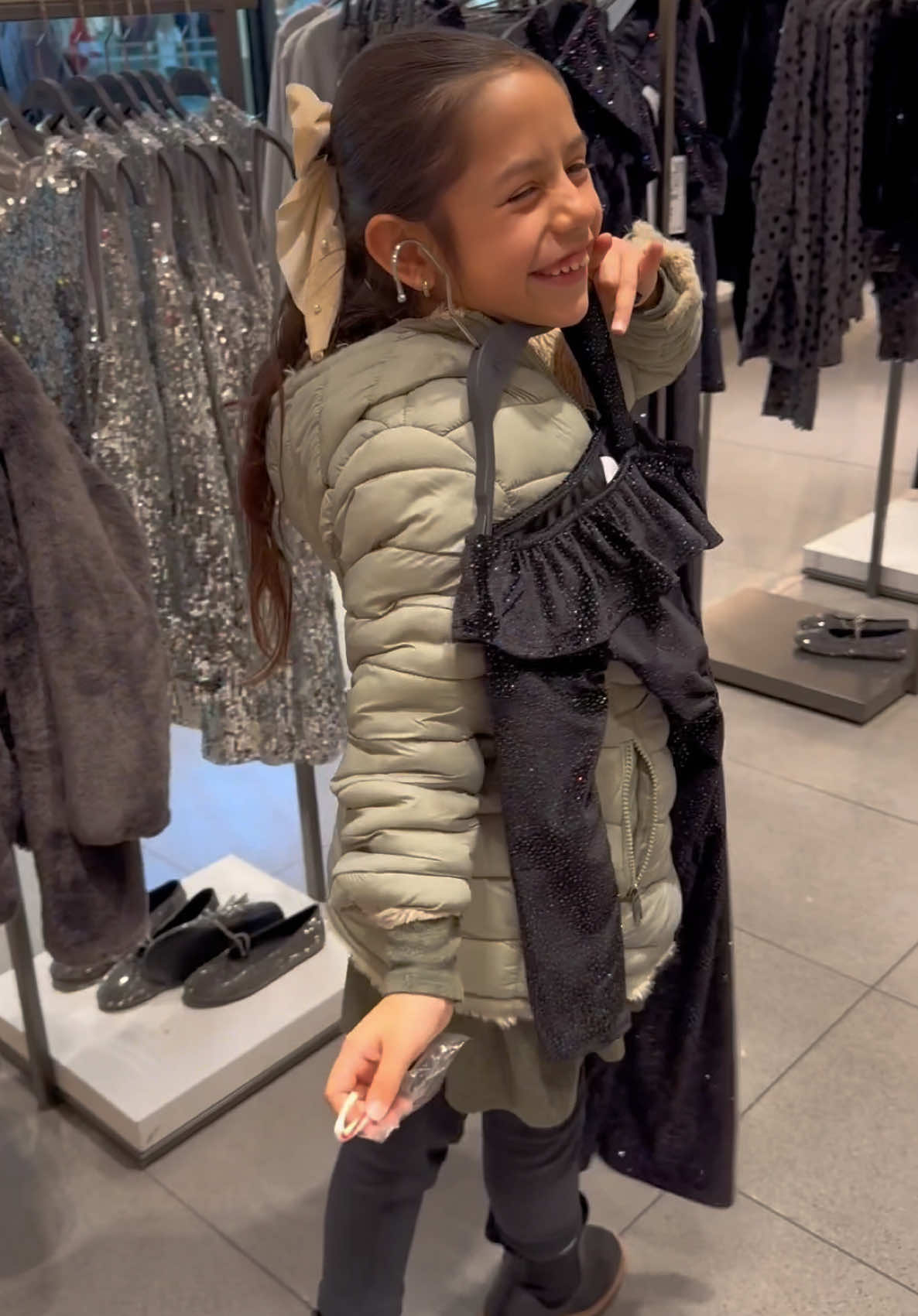 Nos fuimos al mall 🛍️ encontré el outfit de año nuevo para las niñas 🤭🌸 #momlife #rutina 