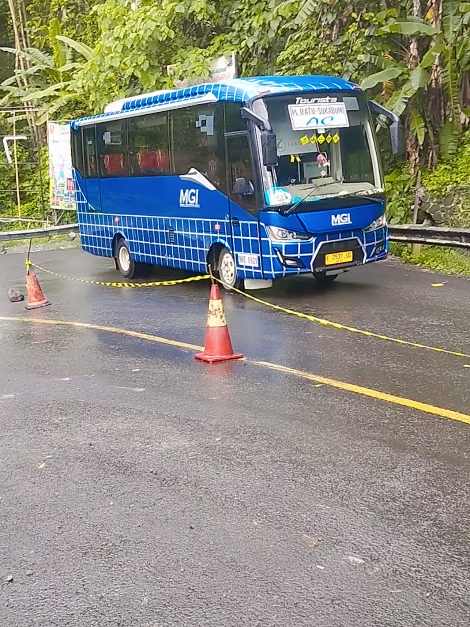 Detik-detik bus MGI naik tanjakan baeud yang sedang licin, menyala pak sopir. 🚍 #tanjakanbaeud #fyp #viral #fypシ゚ #xybca #pelabuhanratu #sukabumi #mgi #bus #jalan 