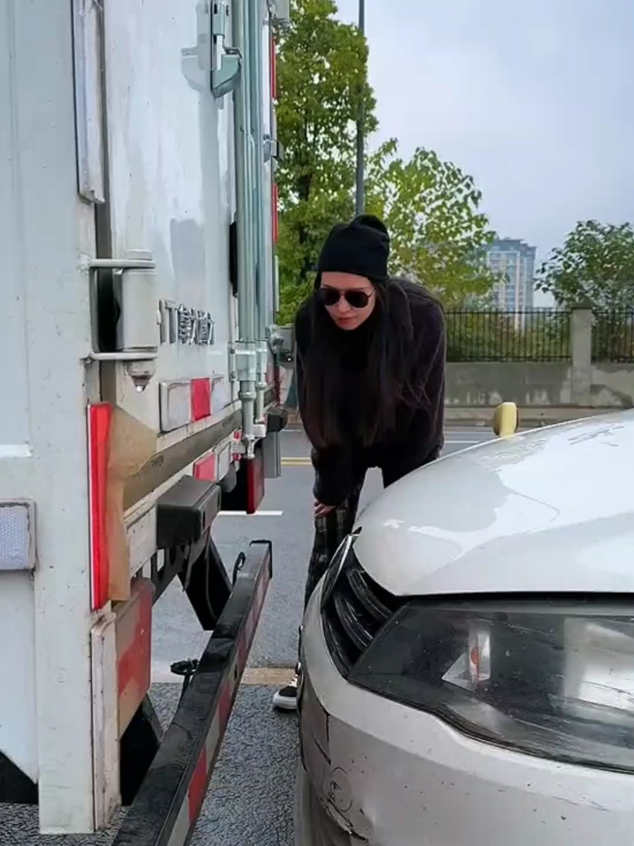 What to do when the car is stuck? The female driver actually left the garage like this, I didn't expect that it could be so close, One out of the warehouse #fyp #foru #viralvideo #skills #drivinglessons #cartips #drivingskills #technique #carknowledge #trending #chengdudrivingschool 