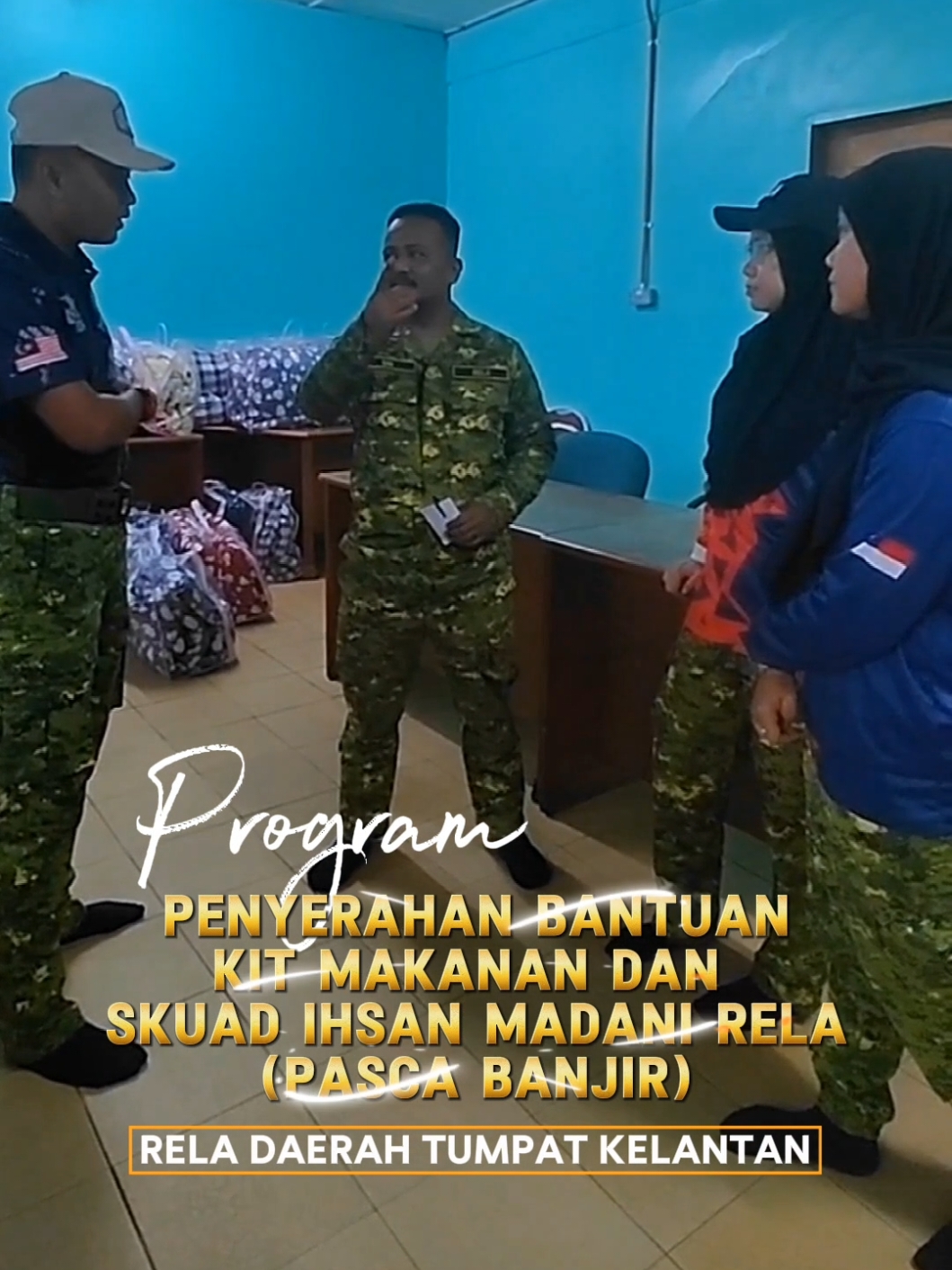 PENYERAHAN BANTUAN KIT MAKANAN DAN SKUAD IHSAN MADANI RELA (PASCA BANJIR) RELA DAERAH TUMPAT KELANTAN RELA Negeri Melaka telah mengadakan gotong-royong pasca banjir bagi membantu membersihkan rumah anggota RELA Daerah Tumpat yang terkesan dengan musibah banjir. Program ini adalah inisiatif RELA Daerah Melaka Tengah yang berfokus pada kerja-kerja membersihkan bahagian dalam rumah serta memberi sedikit sumbangan kit makanan keperluan asas. Program ini telah diketuai oleh PgKR Ros Shahida Binti Mohd Nayan (Pegawai Operasi RELA Negeri Melaka) bersama PgKR Mahanum binti Zainal (Pegawai RELA Daerah Melaka Tengah) dan kakitangan serta 30 anggota Daerah Melaka Tengah telah terlibat dalam kerja-kerja pembersihan rumah kediaman anggota RELA Daerah Tumpat. #KeselamatanTanggungjawabBersama #MalaysiaMADANI #SetiaBerbakti #RELAjiwaMalaysia #RELAMalaysia #RELAMelaka #RELASiapsiaga