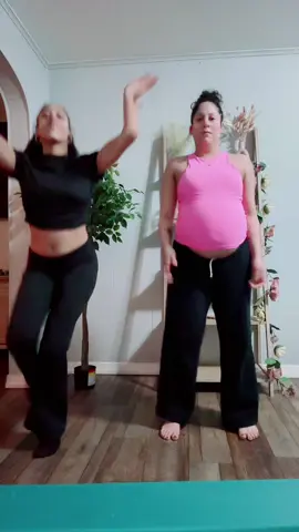 #pregnanttiktok #30weekspregnant #pregnantdance #pregnantmama #momdaughterduo #momanddaughter #foryourpage #viralvideos #funnytiktok #foryoupage #vineland 
