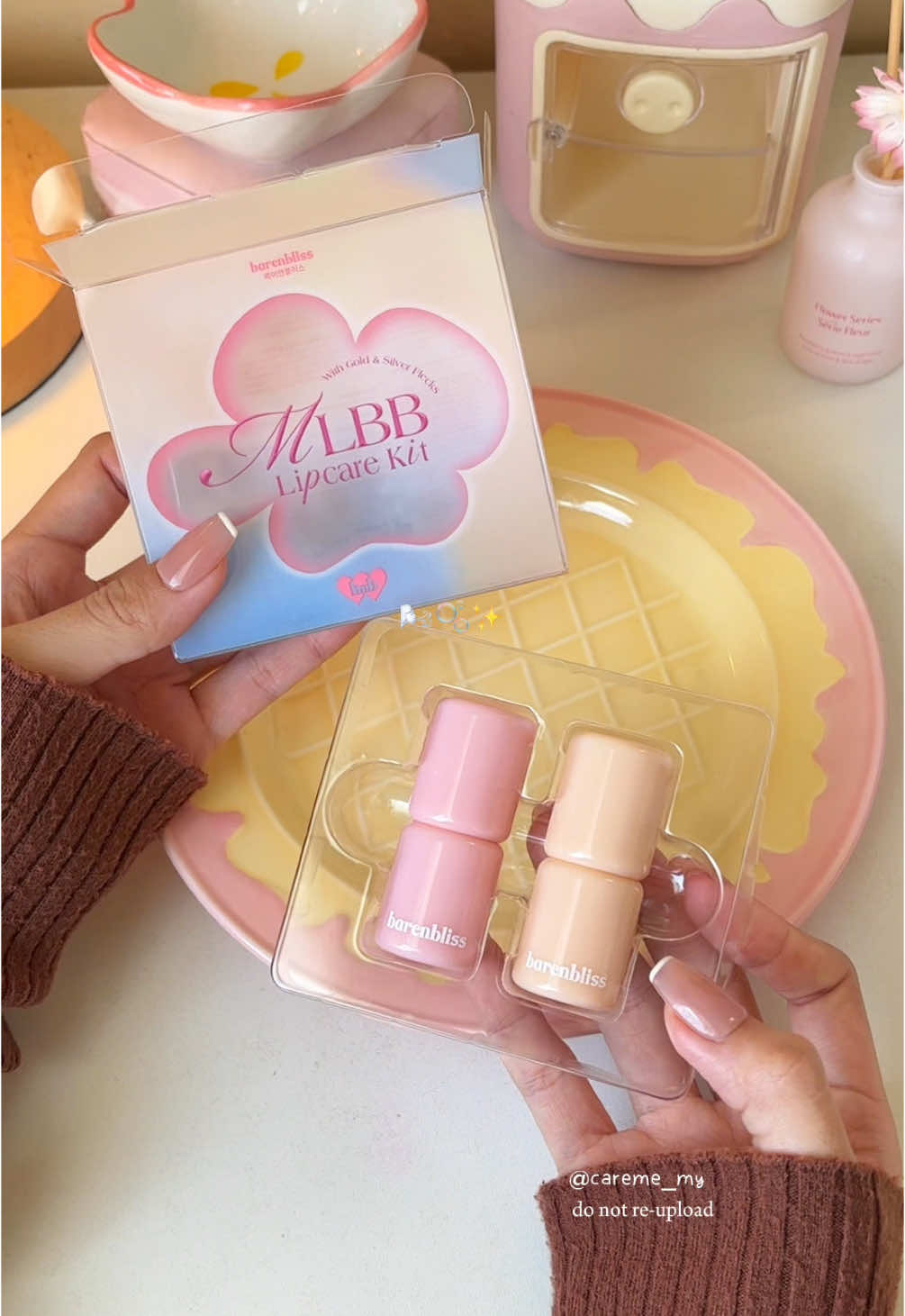 sekarang udah ada mini size nya jadi bisa cobain dua varian 💗✨🎀 #lipbalm #lipmoisturizer #lipstick #dailylook #DailyRoutine #skincare #moisturedglowlips #barenbliss