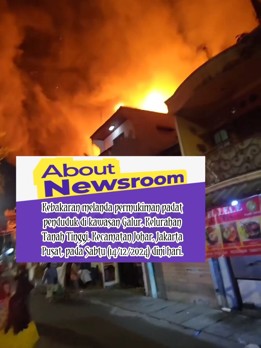 5 Rumah di Jakarta Pusat Hangus Terbakar. Kebakaran melanda permukiman padat penduduk di kawasan Galur, Kelurahan Tanah Tinggi, Kecamatan Johar, Jakarta Pusat, pada Sabtu (14/12/2024) dini hari. Peristiwa ini diduga disebabkan korsleting listrik yang terjadi di lantai tiga salah satu rumah warga. Api dengan cepat membesar, menghanguskan lima rumah, dan memicu kepanikan warga setempat. Upaya pemadaman berlangsung selama dua jam dengan melibatkan 20 unit mobil pemadam kebakaran dan 80 personel. Hingga saat ini, petugas masih melakukan penyelidikan lebih lanjut untuk memastikan penyebab kebakaran. Tidak ada laporan mengenai korban jiwa, namun kerugian material diperkirakan cukup besar. #beritaviral #trending #viral #brekingnews #beritatiktok #peristiwa #kebakaran #jakpus 