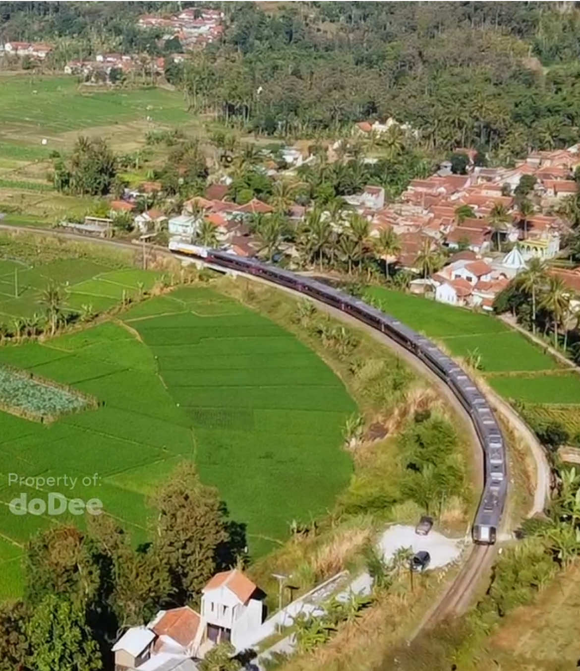 Kereta Api Lodaya dari bukit Karikil melewati Tiber Kadungora hingga Stasiun Leles. #railfansindonesia #keretaapi #keretaapikita #keretaapiindonesia #kai #kai121 #masinisramah #lokomotif #railway #fypage #bukit #gunung 