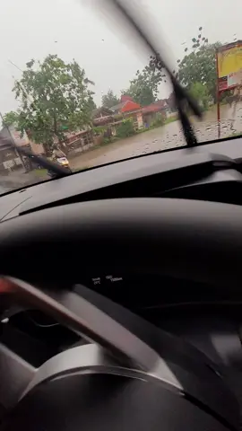cari anget anget.. #morningride #rain #toyota #raize 