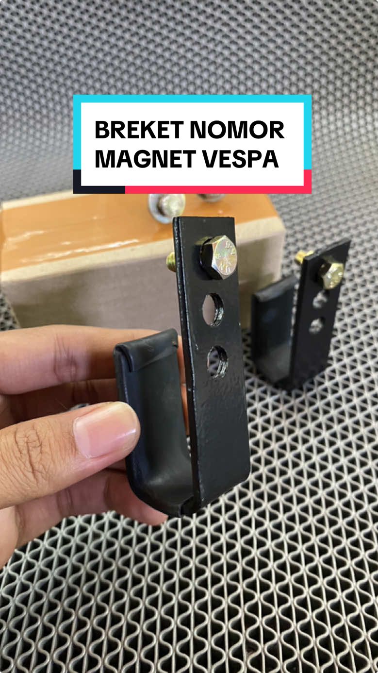 BREKET DUDUKAN PLAT NOMOR MAGNET VESPA Dudukan plat nomor magnet, cocok utk yg sering pasang copot plat nomer. Bisa untuk semua jenis vespa atau motor lain dgn body besi. - Magnet sangat kuat, dijamin merekat kencang & tdk mudah copot. - Material besi - Magnet (berlapis karet sehingga tdk akan melukai body motor) - Finishing powder coating cocok untuk jenis vespa : , VESPA PRIMAVERA 150 , VESPA PRIMAVERA S 150 , VESPA SPRINT 150 , VESPA SPRINT S 150 , VESPA LX 125 , VESPA S 125 DAN JENIS VESPA YG LAINNYA .... * Bisa dipasang utk depan atau belakang ataupun bagian body lain yg berbahan besi. Daya Rekat Magnet Sangat Kuat Jadi Tidak Akan Jatuh Ketika Di Pasang Tidak Mengakibatkan Lecet pada Body Motor Karena Sudah Di Lapisi Pelindung Kulit Berkualitas Fleksibel Mudah Copot Pasang Tidak Ribet Pemasangan Plug N Play Bisa di pakai untuk depan & belakang #vespa #vespamatic #vespaindonesia #vespasprint #vespaklasik #vespaclassic #vespaextremeindonesia #vesmet #Vespa #fyp #fypage #variasi #variasimotor 