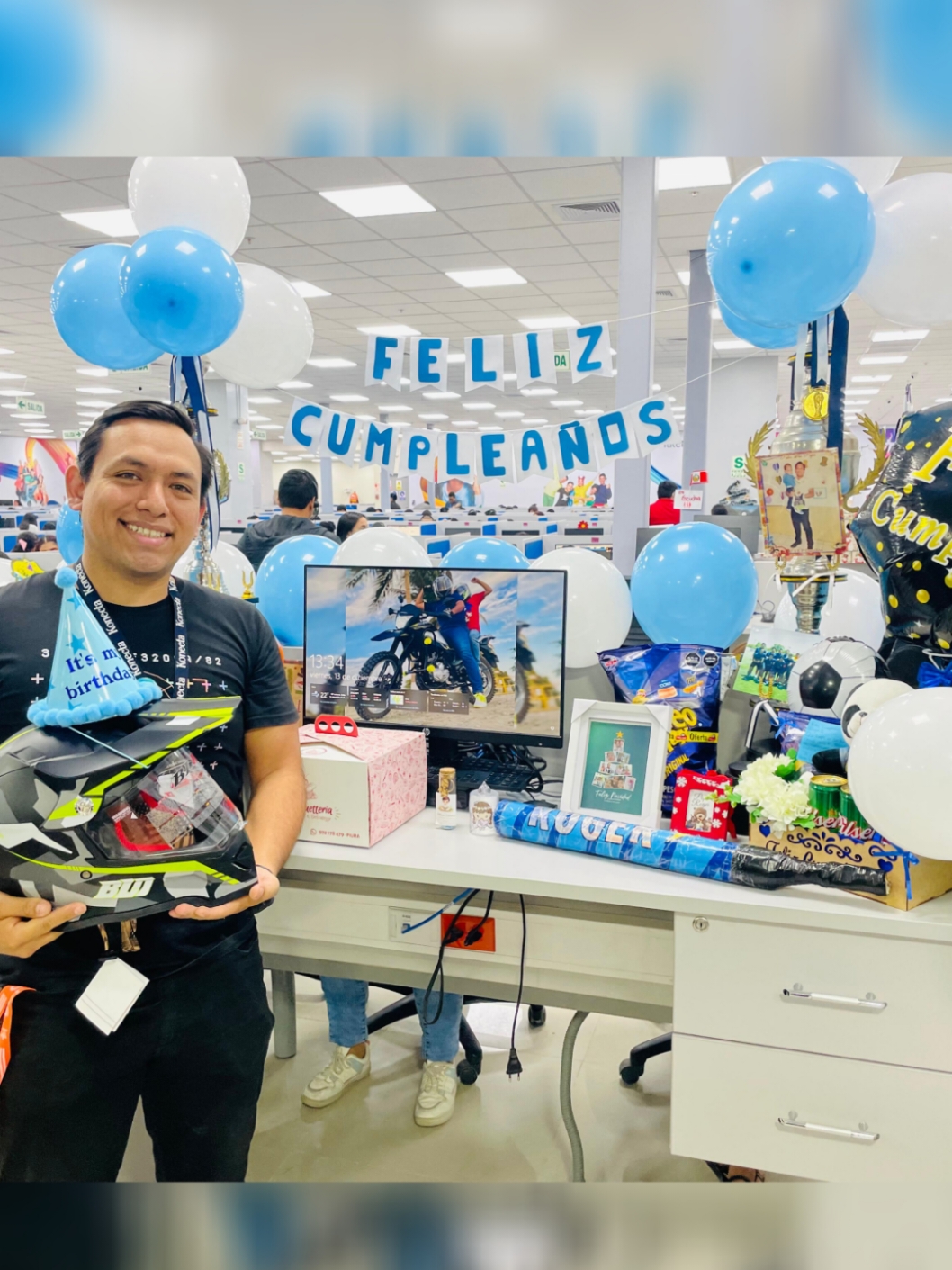 ¿Y cuánto te quiere tu equipo de trabajo? Pues... ☺️🥰🥳 #cumpleaños #feliz #Happy #Birthday #konecta #piura #callcenter #tendencia #fyp #tiktokviral #comedia #viral 