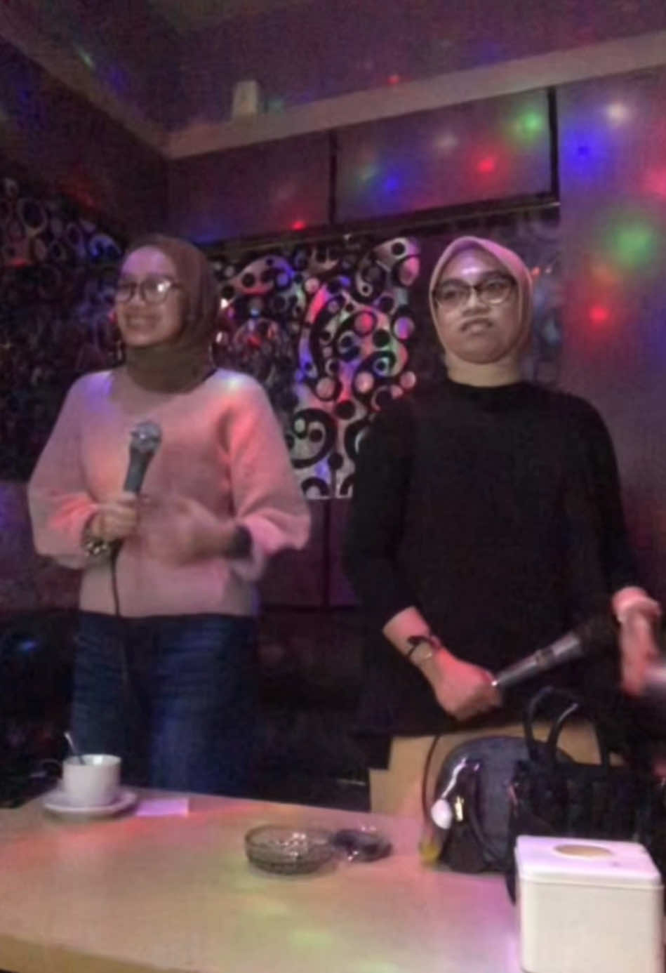 Ini namanya healing yang melepaskan beban hidup 😅🔥🤣 #fyp #fypシ゚ #fypage #betsfriend #bestie #bestiegoals #karaoke #karaoketiktok #healing #capcut #melepaskanmu #karaokebarengbestie #viral 