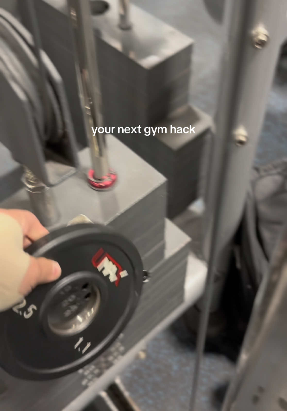 Great hack if the increment is too much for you :) #gymhack #gymtips #gymmotivation #gymgirl #gym #shoulderworkout #fitnessmotivation #foryourpage 