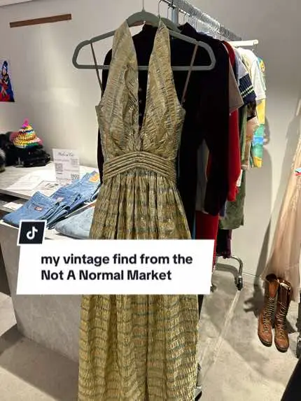 Was not epxecting to find this gown at the Not A Normal Vintage Market last weekend and my jaw dropped when I came across it. It didnt zip all the way but I felt confident that I could bring it to my tailor Susannah to make it work - and she did! I had veen looking for a dress to wear to my best friends wedding in South Africa next month and couldnt find anything i loved until this beauty 💛 #vintage 