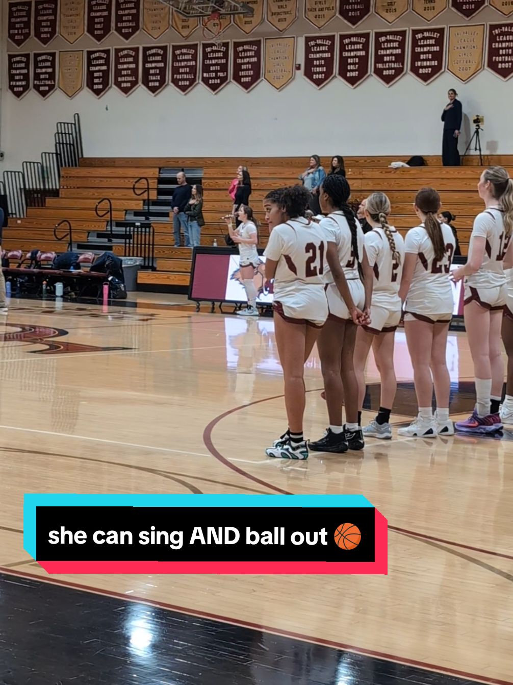 Oaks Christian basketball player Andrea Woodward nailed the national anthem before starting in the game and scoring 10 points for her team. #girlsbasketball #highschoolbasketball #basketball #sports #sportsreporter #journalism #reporter #highschoolsports #westlake #singing #nationalanthem #multitalent #performingarts 