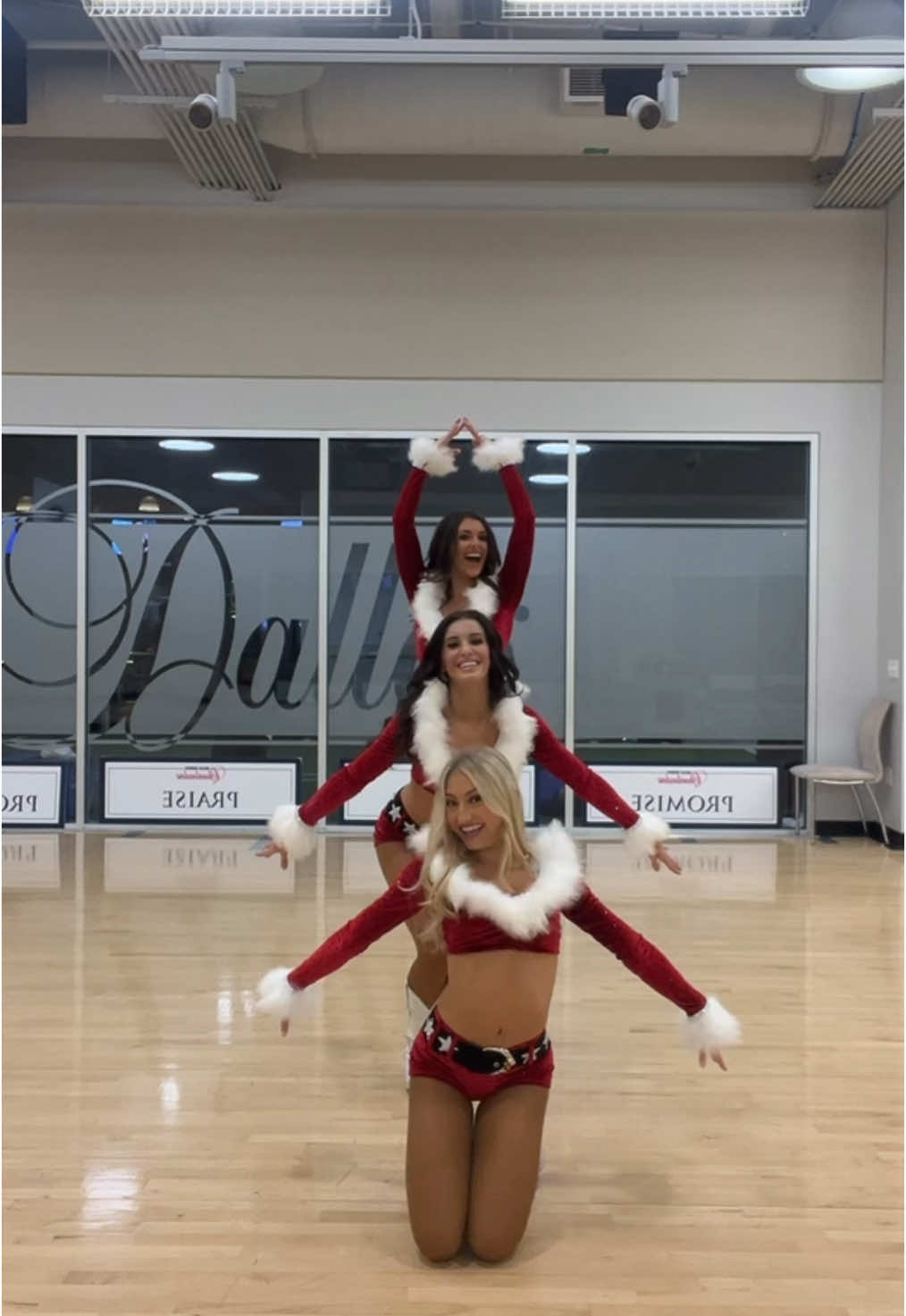 Christmas show was cancelled due to rain but we still had to get a quick dance in 🎅⭐️ @michellesiemienowski @madie_krueger #dcc #christmastime #dancetrend #newdancetrend #dallascowboyscheerleaders #dccchristmas #dancechallenge 