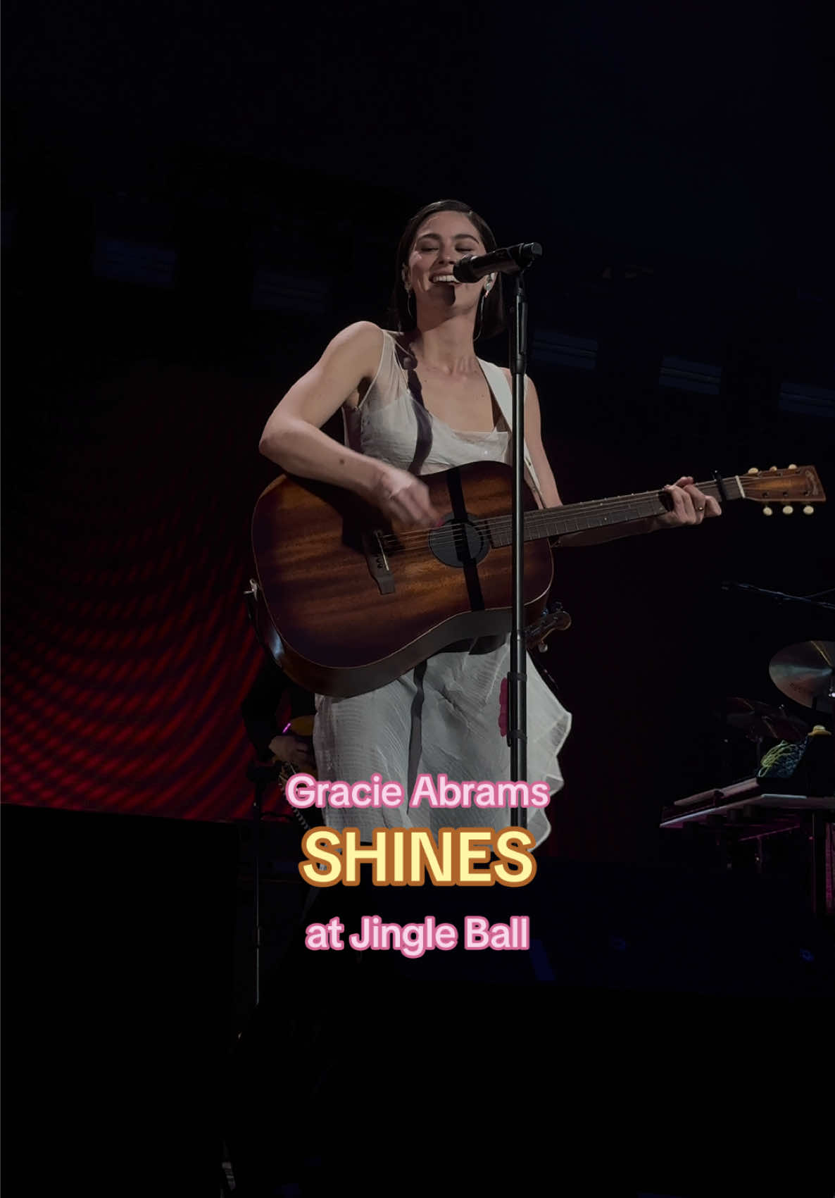 CATCH ME ON YOUR CEILING!!!! We were all screaming together🫶😭💛 #z100jingleball #iheartjingleball2024 #gracieabrams @iHeartRadio @GracieAbramsHQ 