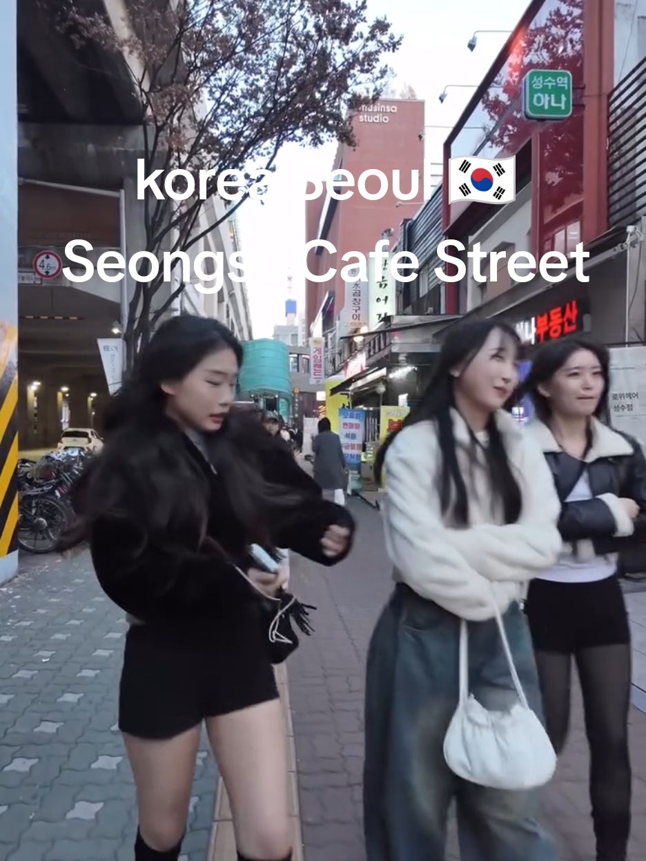 Korea Seoul 🇰🇷  📍شارع مقهى سيونجسو    شارع مقهى سيونجسو هو مكان شهير في سيول، كوريا الجنوبية، يُعرف بأجوائه الهادئة والمريحة. يضم الشارع مجموعة من المقاهي المستقلة والمصممة بشكل فني، حيث يمكن للزوار الاستمتاع بالقهوة والحلويات في بيئة مريحة. يعتبر هذا المكان وجهة مفضلة لمحبي الثقافة والموسيقى والفنون، وغالبًا ما يُقام فيه فعاليات ثقافية وفنية. إذا كنت تبحث عن معلومات محددة أو تفاصيل إضافية، فلا تتردد في طرح سؤالك! #gangnam  #gangnamstreet #seoul #korea #korea #koreatravel #koreatrip #koreaflower #koreatourism #koreatour #koreagram #pop #koreabeauty #Corée #voyageCorée #Seoul #koreanische #korealife #Koreanscenery #bts #blackpink #busan #busantrip #explore #foryou #influencer #southkorea #v #hongdae #hongdaestreet #seoul #fyp #fypage #viraltiktok #viral #tutorial #tiktok #funnyvideos #capcut #fypシ #fyppppppppppppppppppppppp 