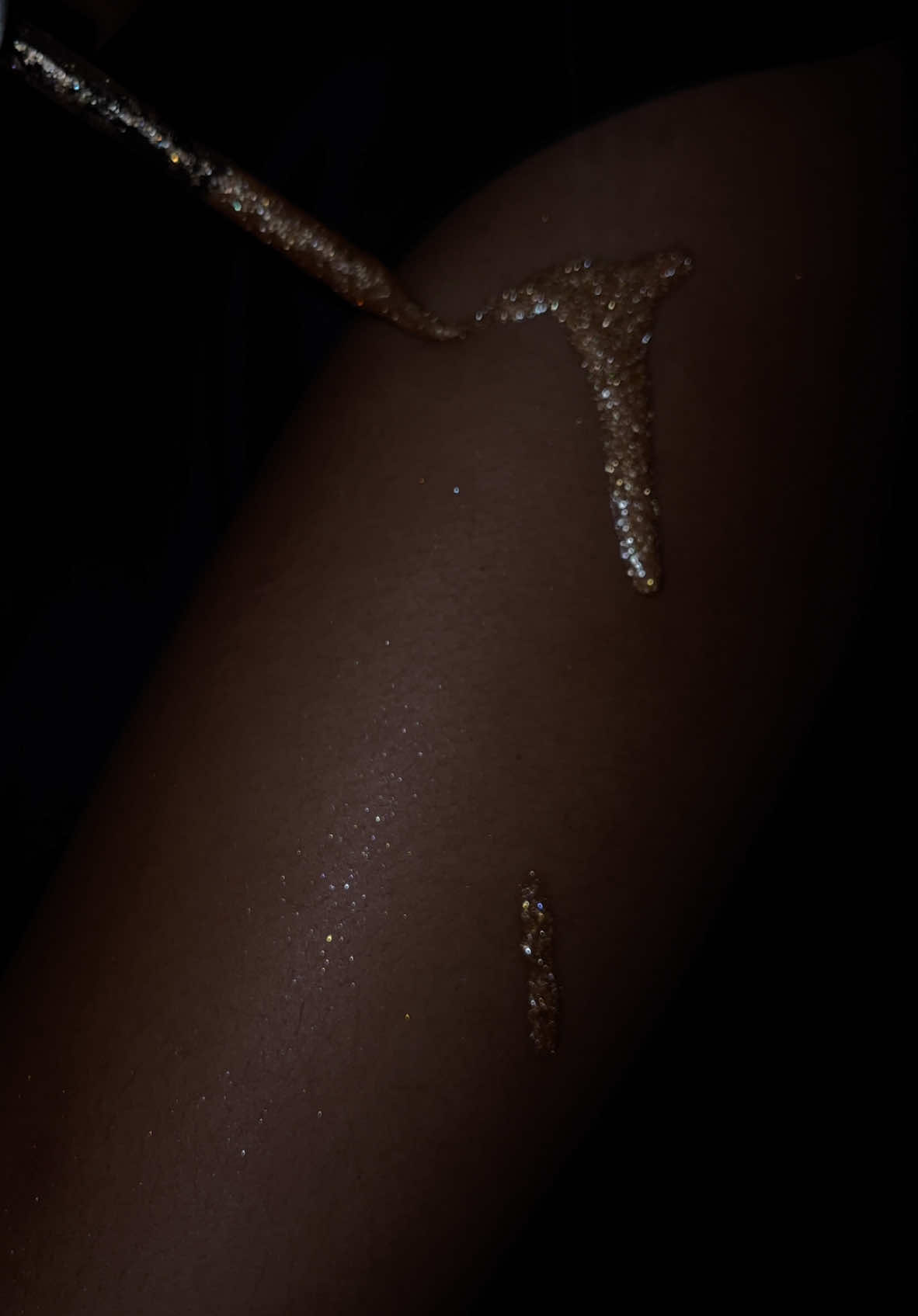 We sparkle in the winter too 😜 #yummimelts #shimmer #glitter #bodyoil 