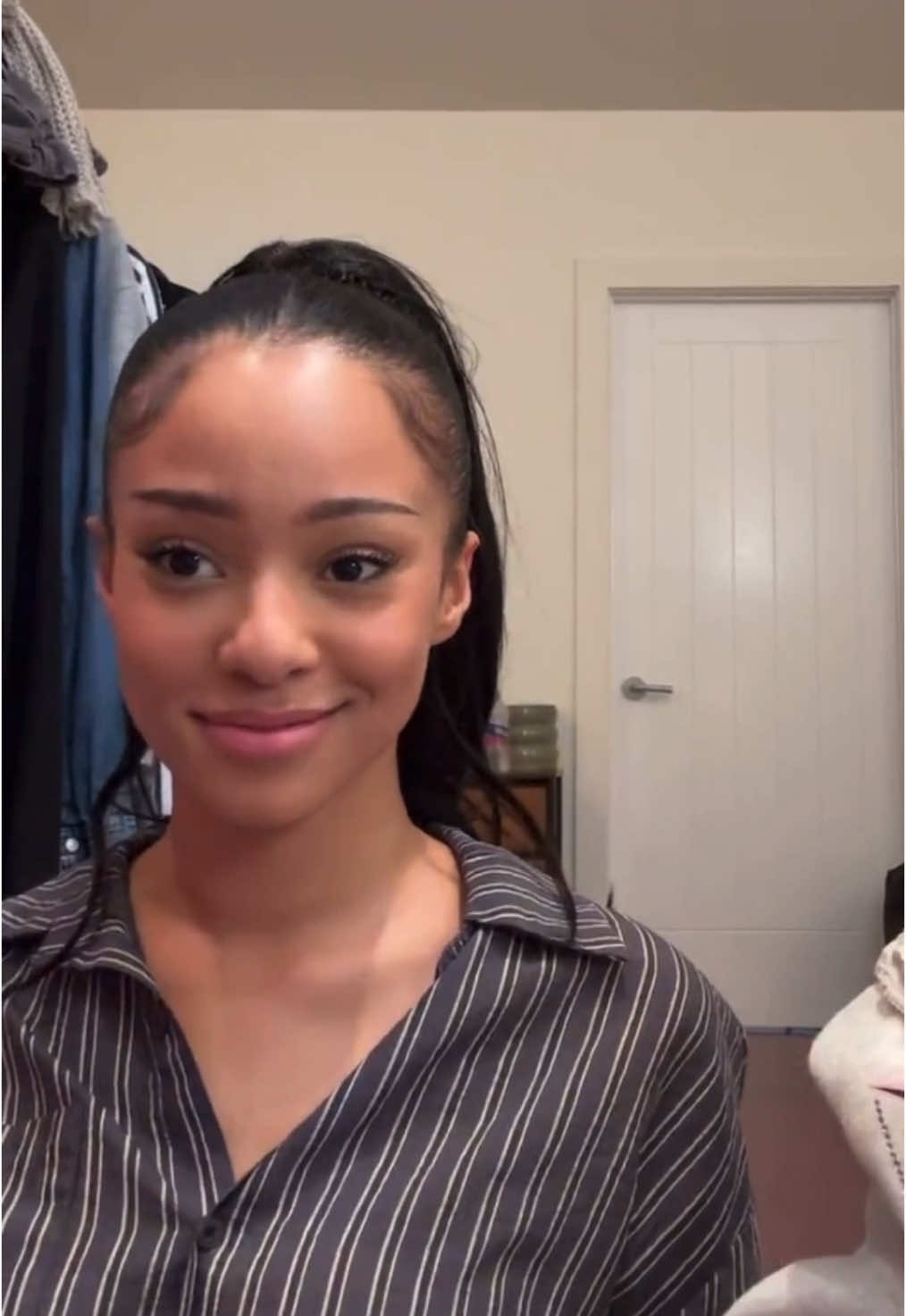 the amount of hair and outfit changes manon had in this live lmaoo and she slayed every single one, fresh out the shower with no makeup & hair down hit different tho #meretmanon #manonbannerman #katseye #katseyemanon #eyekons #fyp 