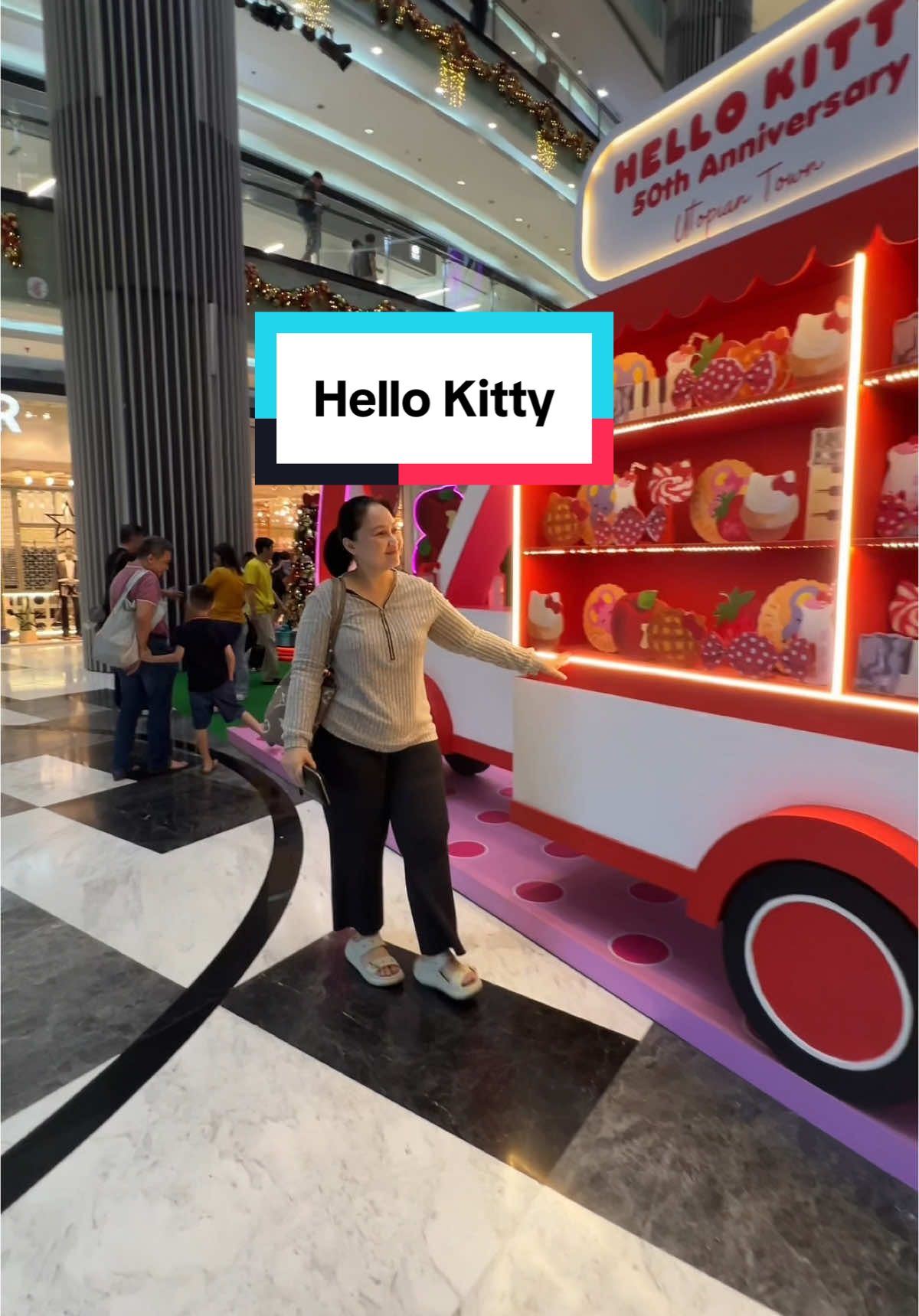 Random lagi jalan2 counter2 Hello Kitty.. 50 Th Anniversary. Jadi ingat masa2 kecil selalu koleksi pernak perniknya..  #lelatresna #hellokitty #lippomallpuri #christmas #longervideos 