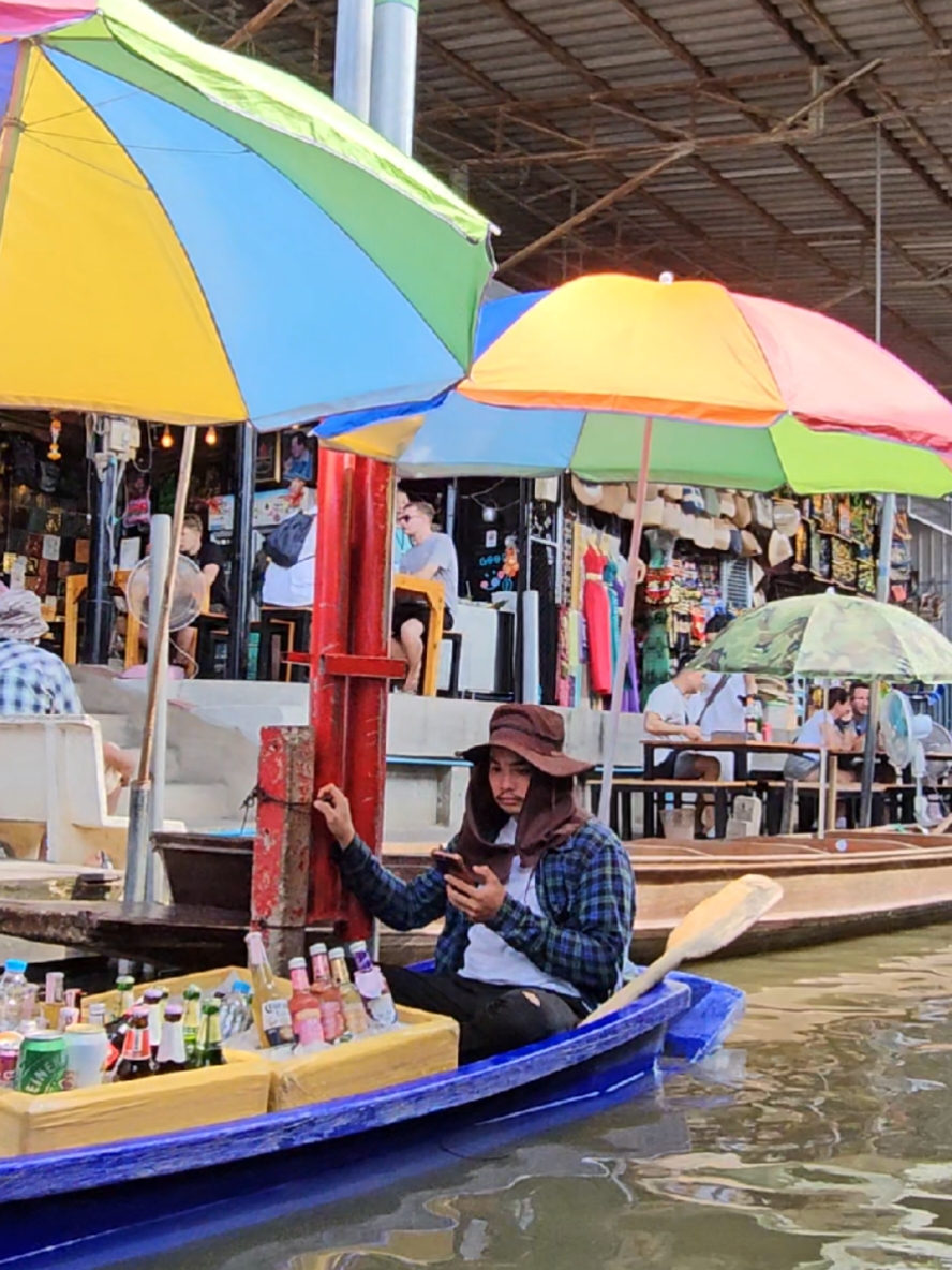 Damnoen Saduak Floating Market