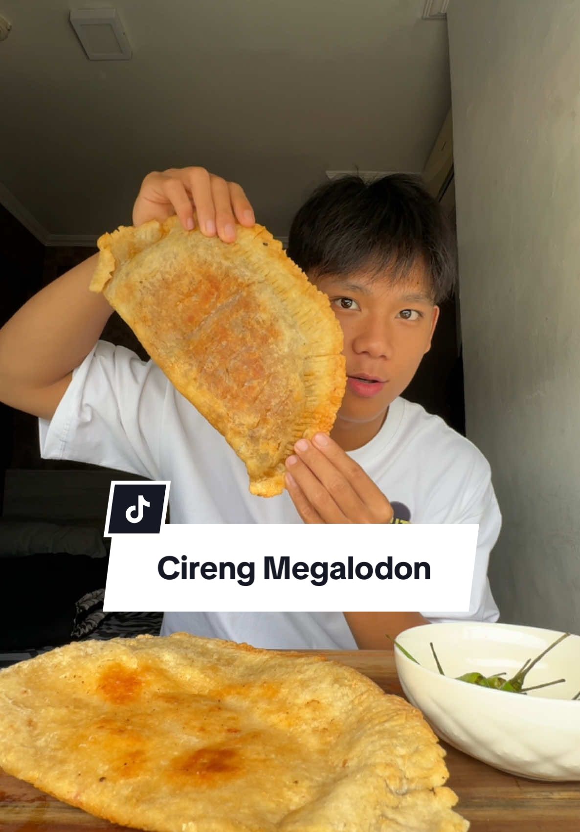 Aslii ini cireng megalodon gede banget, isiannya juga gak pelit sama sekali @Uma.food_  #cirengmegalodon #food #mukbang #fyp #foryou #walid 