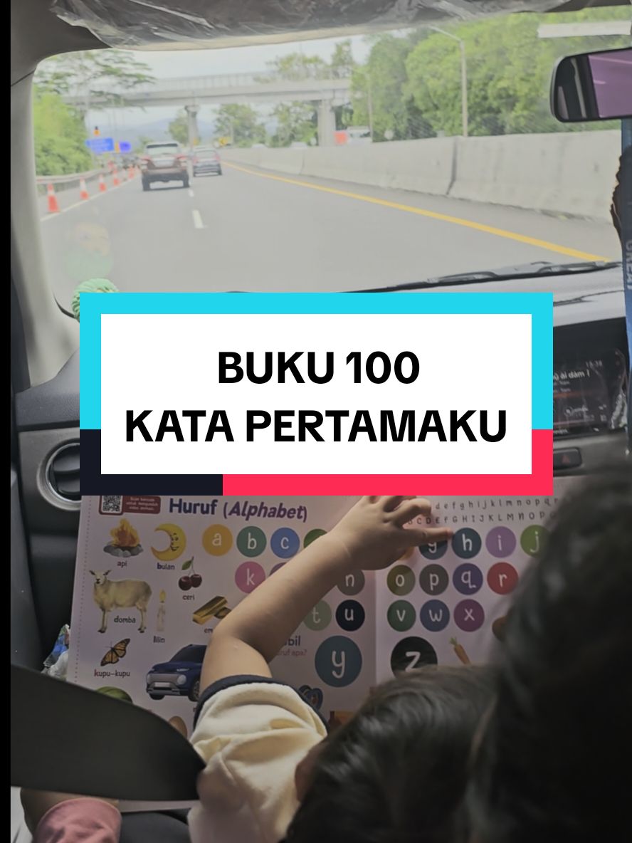 Rekomendasi buku Anak yg Sangat bagus sekali, yup buku 100 kata pertamaku.. Banyak Hal yg bs sikecil dapetin dr buku ini, dr mulai belajar Angka, huruf.. Ada banyak benda yang dikenalkan di buku ini, mulai dari, pakaian, anggota tubuh manusia, hewan peliharaan, kendaraan, benda-benda di kamar mandi, benda-benda di ruang makan, dan lainnya.  Buku boardbooknya Tebel pasti awet.  Full Ilustrasi realistis yang menyerupai objek sebenarnya Relate dengan benda-benda di sekitar Menggunakan dua bahasa: Indonesia dan Inggris Disertai contoh pertanyaan untuk menstimulasi perkembangan si kecil Dilengkapi bonus video animasi pengenalan nama objek dalam dua bahasa.  Keren bgt ini bukunya, wajib ada dirumah untuk usia mulai 6 bulan sudah boleh krn warnanya kontras jd pasti disukai Anak² ckckck #buku100katapertamaku #bukuanak #buku 