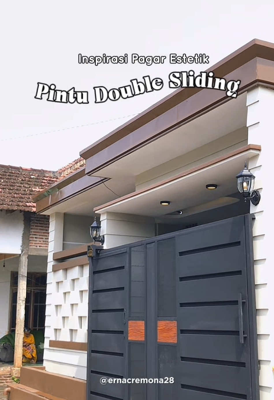 Inspirasi Pagar Estetik dengan Pintu Double Slinding Detail Pintu : 🔸Bahan Plat Besi 🔸Plat Perforated 🔸Woodplank 20 cm 🔸Finishing Cat Hitam Doff 📍 Selotopeng - Kediri #pagarestetik #pintusliding #pintubesi #pintudoublesliding #terasestetik #terasminimalis #rumah6x17 #rumahestetik #kontraktorsurabaya #kontraktormalang #kontraktorkediri #kontraktornganjuk