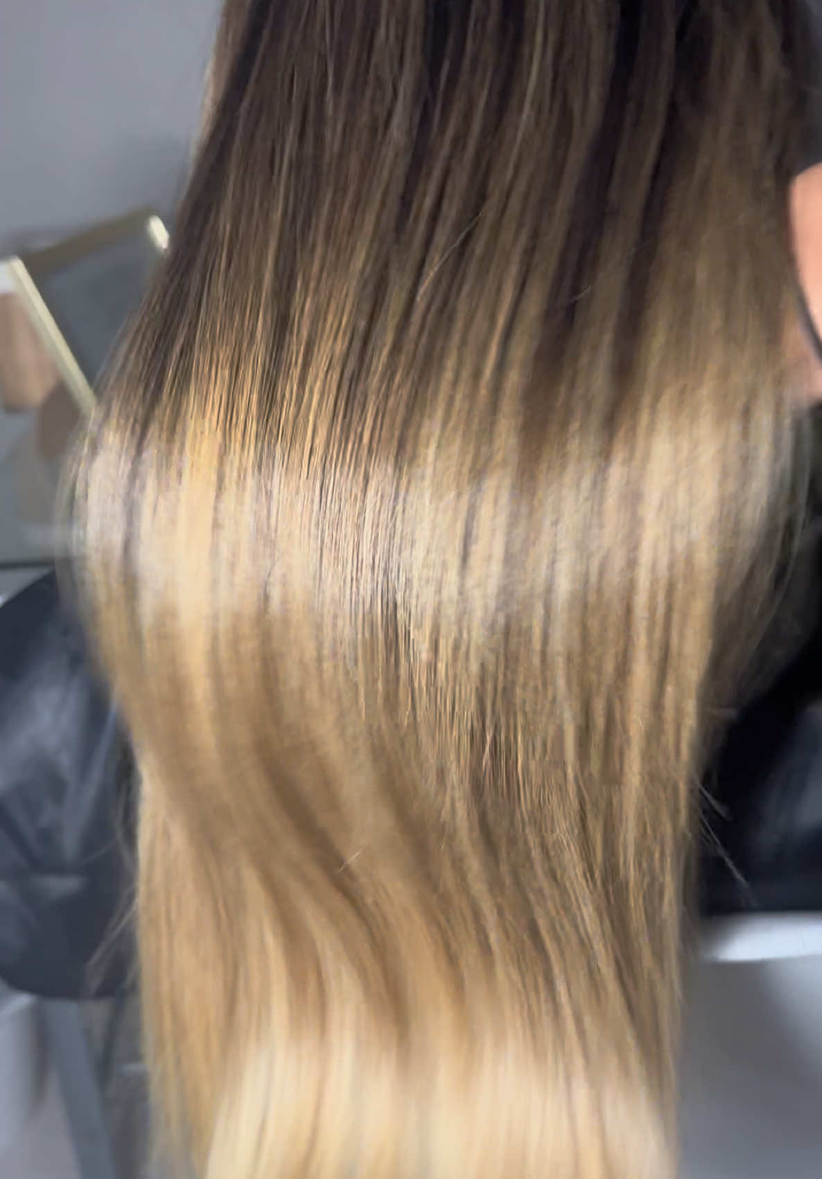 Cheveux blonds abîmés et élastiques à cause des décolorations ? ✨ J’ai opté pour un soin Botox profond et un soin bio pour une réparation intense, tout en faisant une coupe fourche pour des pointes nettes. 💇‍♀️ Résultat : des cheveux brillants, renforcés et toujours aussi longs ! 💛 Bye-bye les dégâts, hello la santé capillaire ! 🌿#botox #botoxcapilar #soincheveux #soin #brilliant #doux #cheveuxlong #lissage #lissageindien #cheveux #paris #idf #pourtoii #capcut_edit 