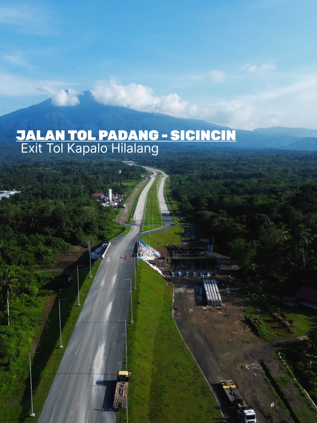 Jalan tol Padang - Sicincin sepanjang 36.6KM ini merupakan Seksi 1 dari Tol Padang - Pekanbaru dan seksi 1 ini merupakan pertama yang di Sumatera Barat. 📍Exit Tol Kapalo Hilalang #fyp #fypage #laguminang  #tolpadangsicincin #sumbar #minang 