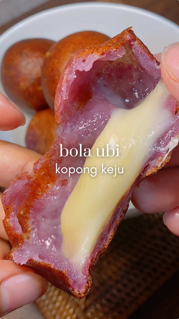 Bola ubi kopong tapi pake isian kejuuu🧀✨ .  Resep: 300 gr Ubi ungu  70 gr tepung tapioka 2 sdm SKM 1/4 sdt Baking soda double acting Sejumput garam #bolaubi #bolaubikeju #bolaubikopong #resepcemilan #cemilanmudah #cemilansimple 