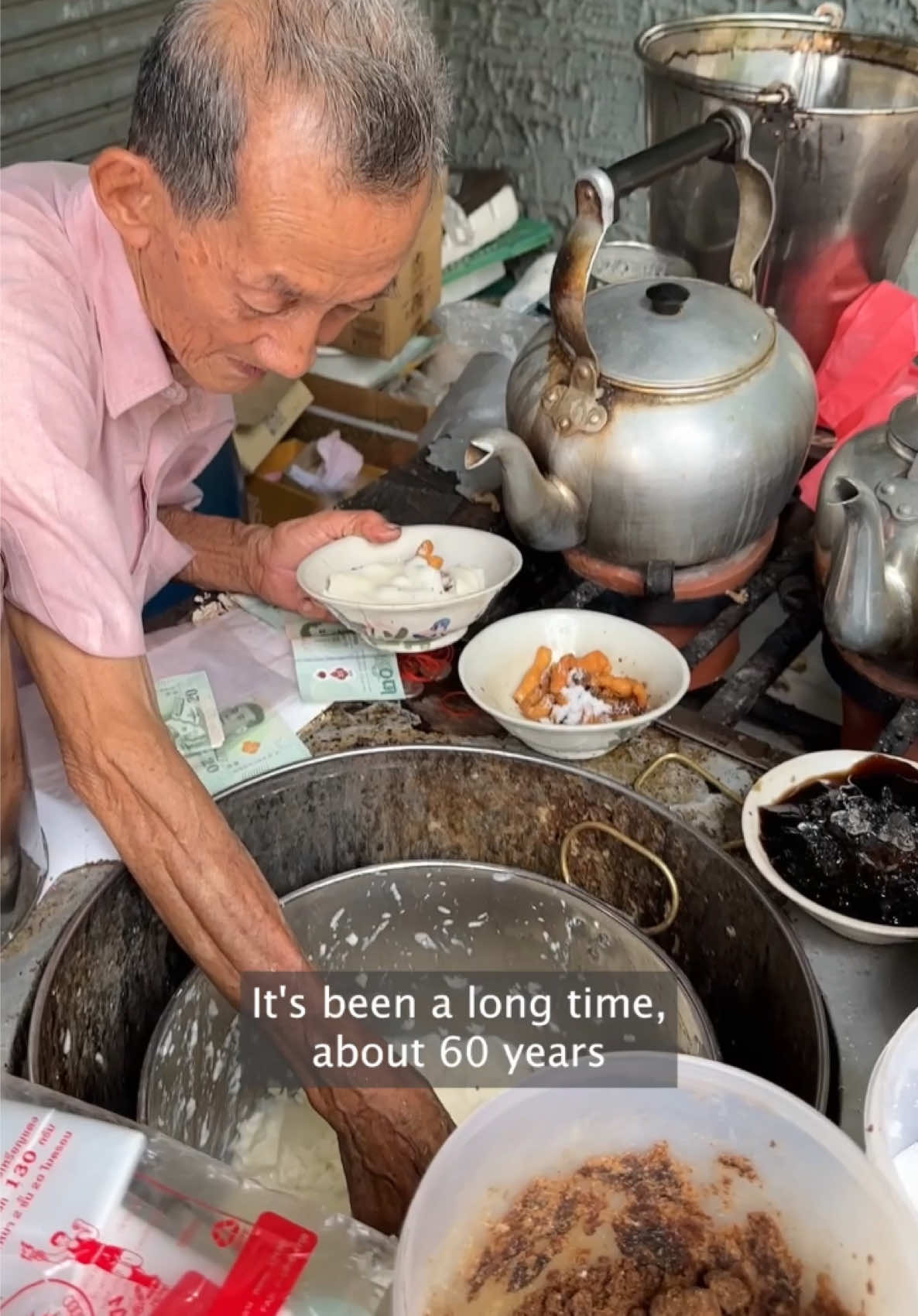 Hardworking grandpa selling tau fu fah for more than 60 years คุณปู่สุดขยัน ขายเต้าฮวย น้ําขิง มานานกว่า 60 ปี 👴🏻 #fyp #bangkok #Foodie #thailand #streetfood 