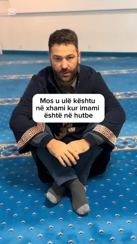 Mos u ulë kështu në xhami kur imami është në hutbe