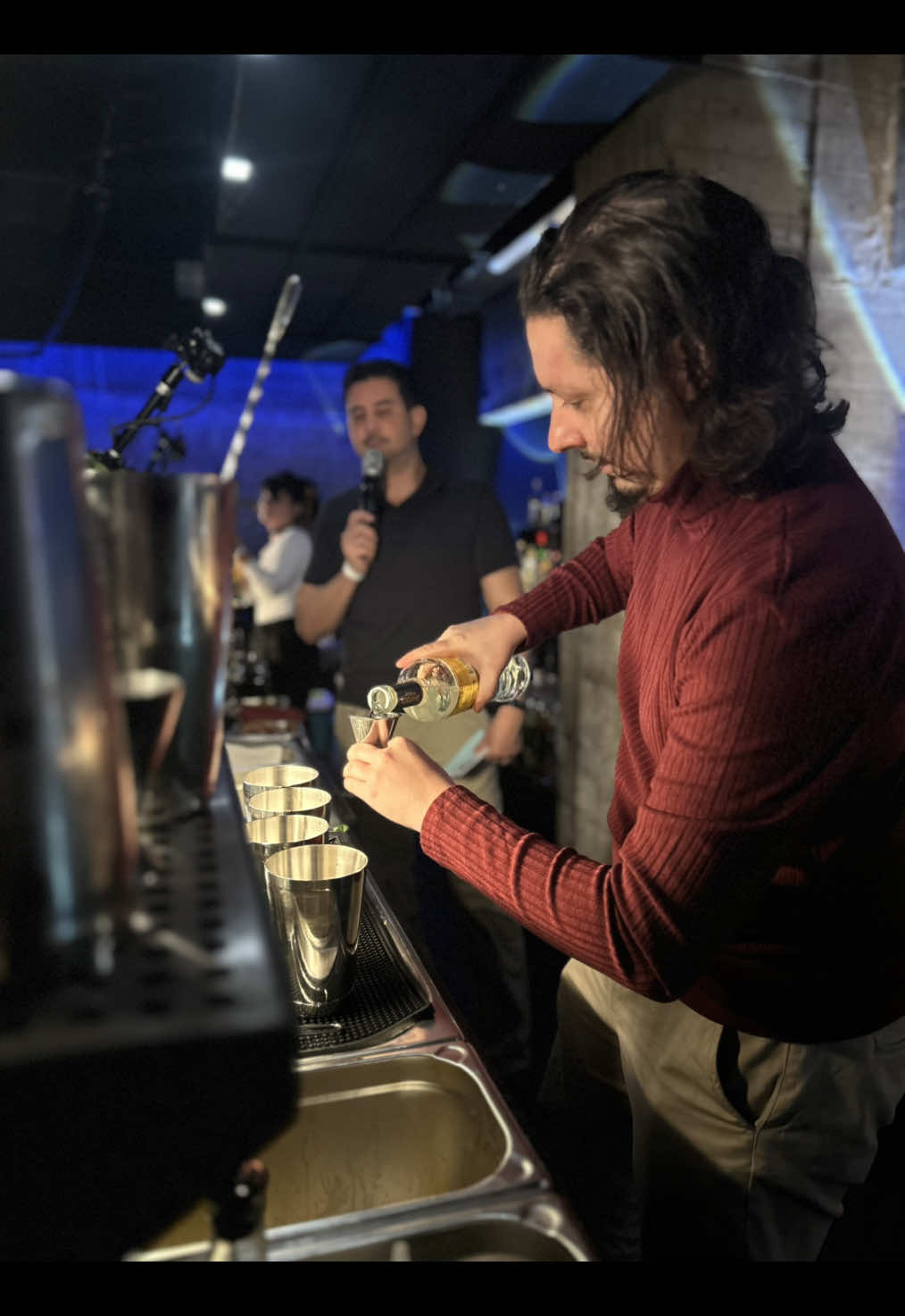 „Voneinander lernen, nicht gegeneinander.“ ✨🍹 Anfang des Monats fand in der Stuttgarter Schräglage das spannende Event Bar Wars statt! Acht talentierte Bartender traten in 1-gegen-1-Duellen gegeneinander an und zeigten ihre Kreativität und Technik. 🍸   Das Event bot eine Plattform für Networking und Austausch zwischen Fachleuten und Interessierten und soll einen neuen Maßstab für Bartender-Competitions setzen. Besonders war das Bewertungssystem: Eine Jury aus Gastronomie-Experten und zufällig ausgewählten Gästen entschied über die besten Drinks.🥇   Maximilian Koppermann, Initiator der Bar Wars, bringt es im Video auf den Punkt! 🎥👏   Solche Veranstaltungen sind unverzichtbar für die Branche: Sie bieten allen Nachwuchskräften sowie bereits langjährigen Bartendern die Möglichkeit, wertvolle Erfahrungen zu sammeln, ihr Wissen im Bar- und Cocktailbereich zu erweitern und von den Besten zu lernen. 📚🍸   💬 Wer von euch würde gerne einmal selbst an einem solchen Wettbewerb teilnehmen? 🤔   #barwars #barbackboys #mexxonomy #stuttgart #schräglage #bartender #cocktails #competition #wettkampf #voneinanderlernenstattgegeneinander #karriere #berufsweg #hotelfach #restaurantfach #wirgastfreunde @Mexxonomy 