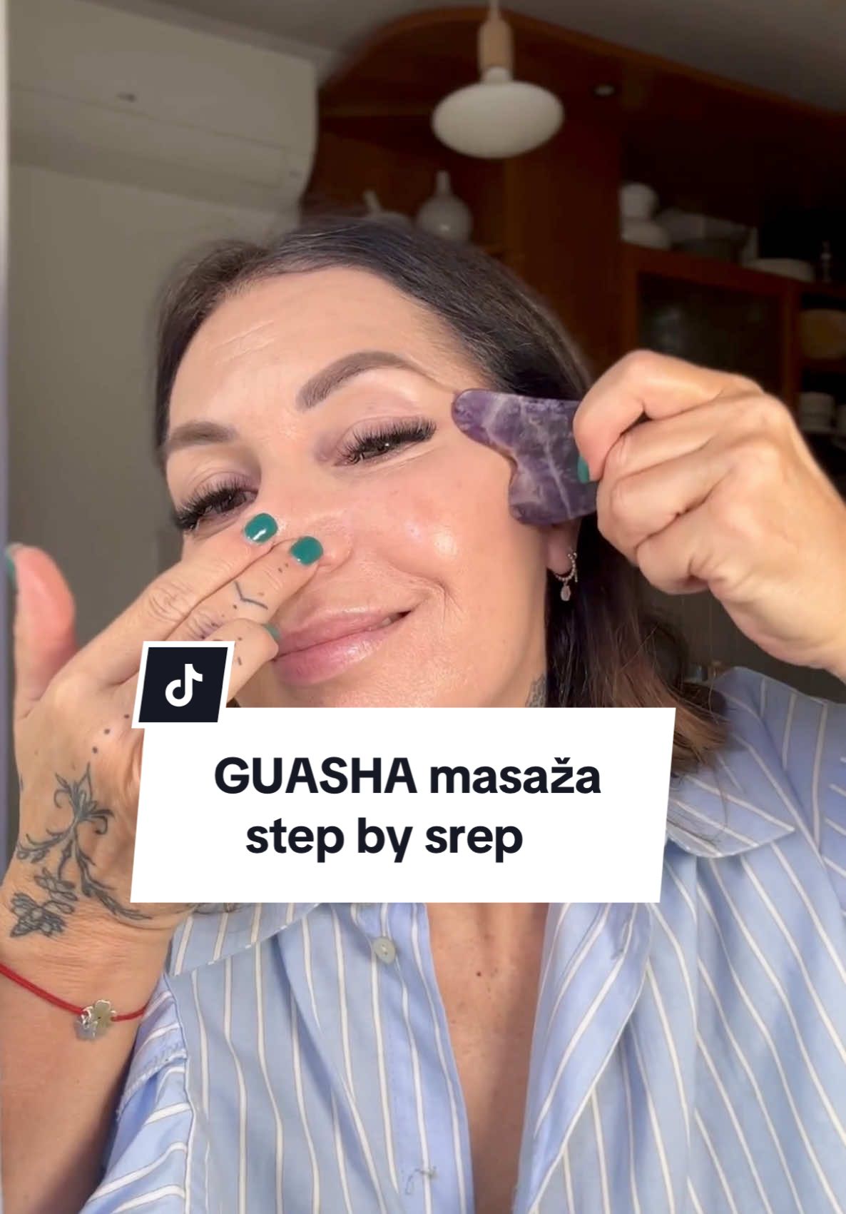 GUASHA MASAŽA – step by step! Kao podlogu koristim NIVEA Dual Action serum koji u sebi sadrži glikostop, revolucionarni sastojak koji blokira glikaciju i nastanak bora. Na kraju ide točka na „i“ – dnevna ili noćna Q10 krema jer učinak je još 4 puta bolji. Kao što se i vidi, zar ne? #guashatutorial #guashafacial  #skintok #nivea #glycostop #antiwrinkle #q10 #antiglycation #