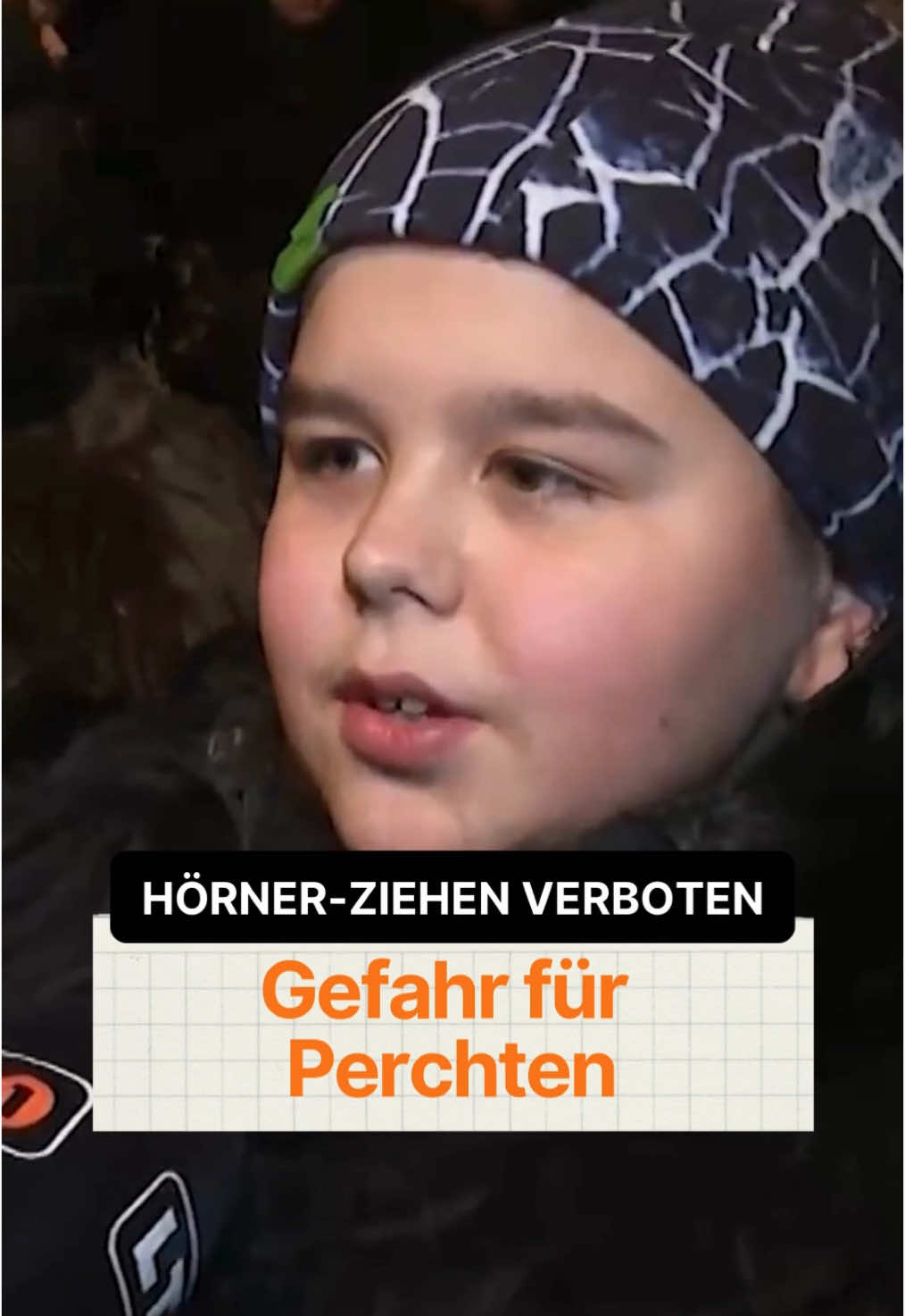 “Keine Mutproben beim Perchtenlauf”, warnt Stefan Buchmayr von den Leonharder Bergteufeln aus Freistadt. Sie selbst befolgen strenge Ruten-Regeln. 👹📃 #perchtenlauf #perchten #krampus #brauchtum #traditionen #weihnachtszeit #bergteufel #freistadt #weihnachtsbräuche #dezember #mutprobe #perchtenmaske #neujahrsglück #lernenmittiktok #österreich #austria #nachrichten #news #lt1 #lt1ooe #foryou