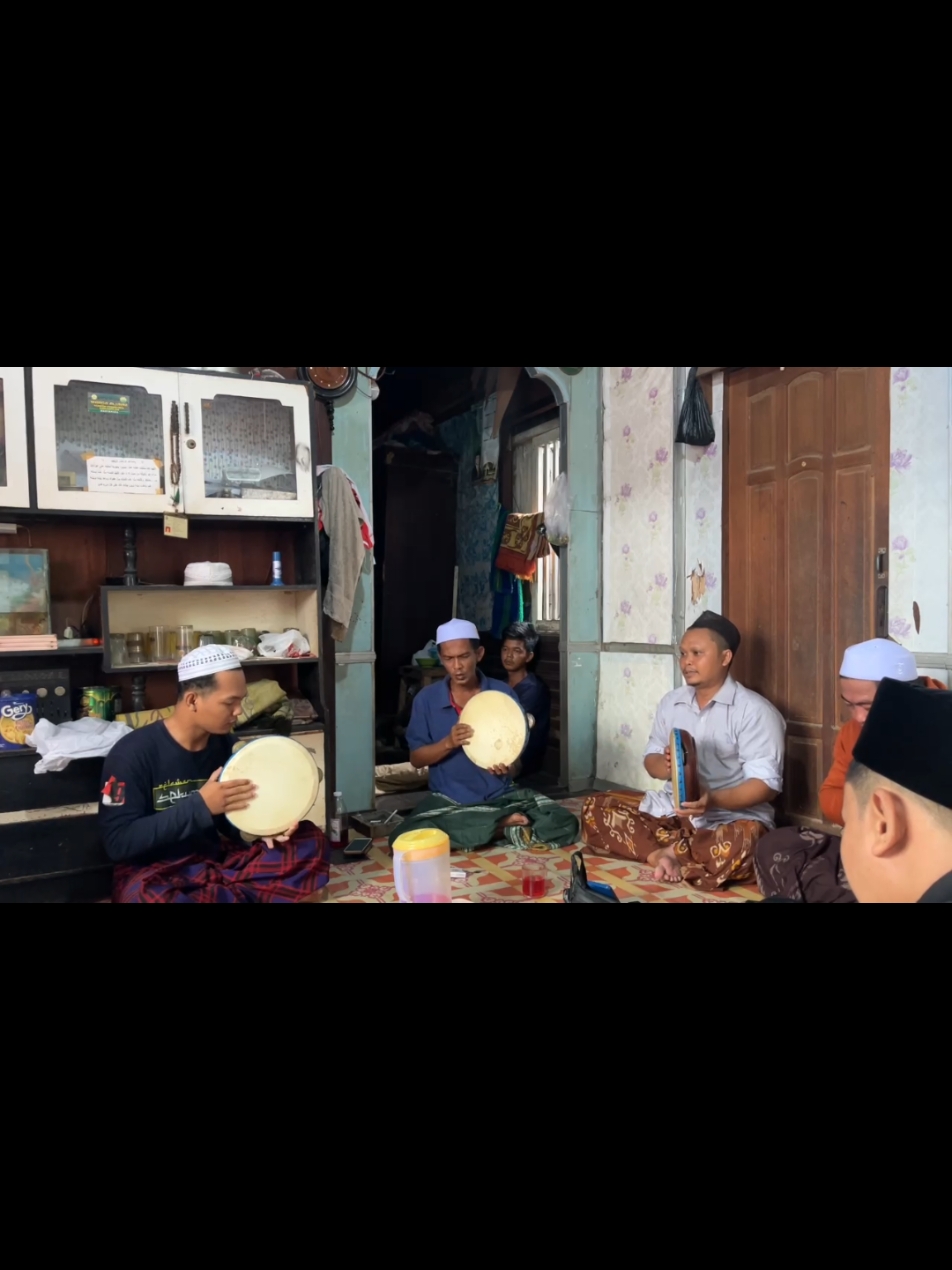 ulak legend bersama rombongan dari bangil .. guru abdul wahid dan guru miftah bangil ..  senior pemukulan hadroh  bangil jawa timur ..  #yasayyidiyarasulallah  #minalhadirinbangil  #beranda  #fypage  #fyp  #fypage  #maulidnabimuhamammadsaw   #pemukulanlegend  #berkatgurukita  @user4043881714436  @tambangkasih 